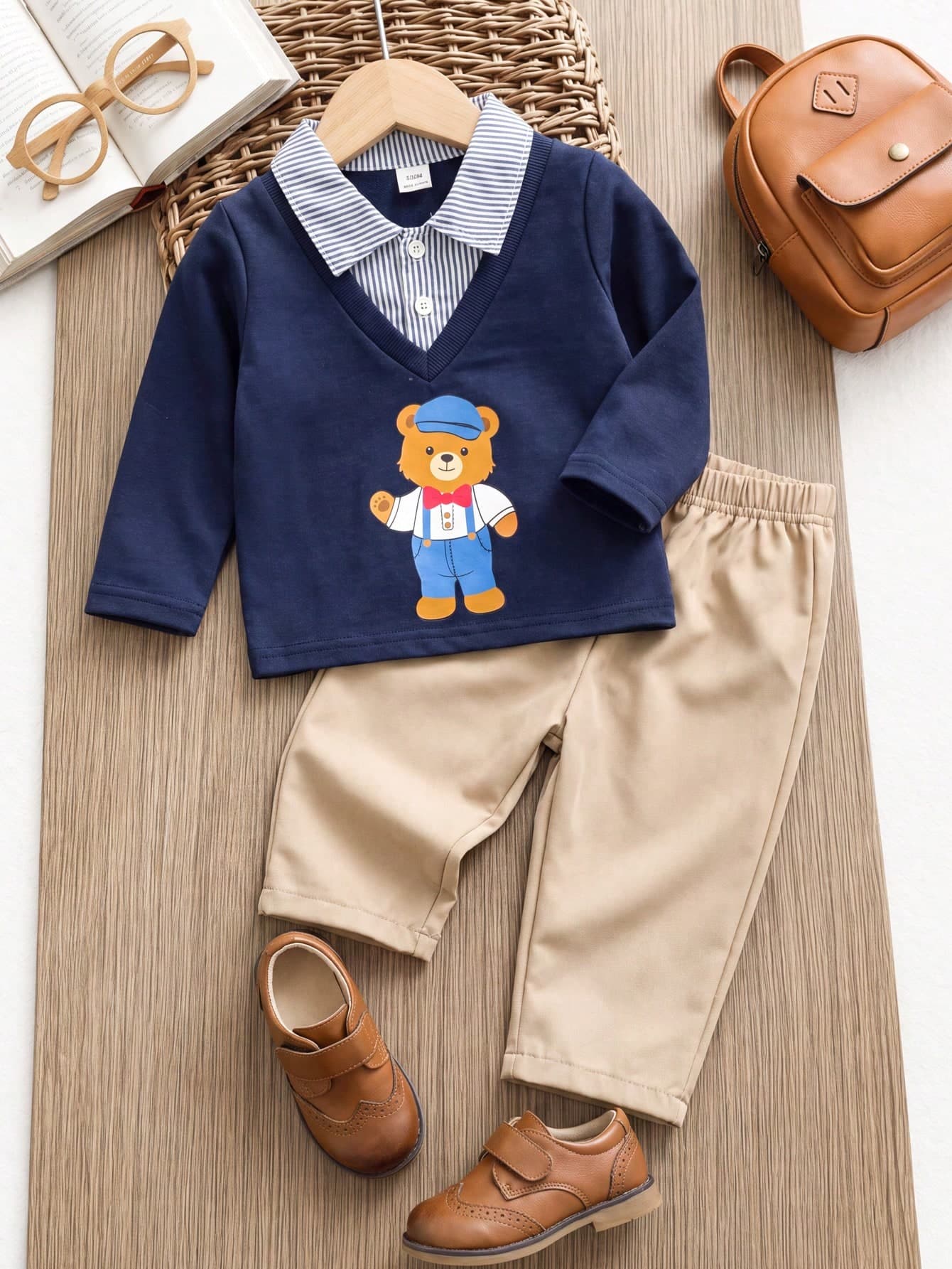SHEIN Playful Pals Baby Boys Cute Bear Print Plaid Collar Autumn Casual Faux Cotton Twill Corn Grid Sweatshirt Long Sleeve Polo Shirt 2-In-1 Sweatshirt & Khaki Elastic Waist Loose Pants Toddler Outfit Set, Suitable For Casual Versatile Spring/Autumn Wear
