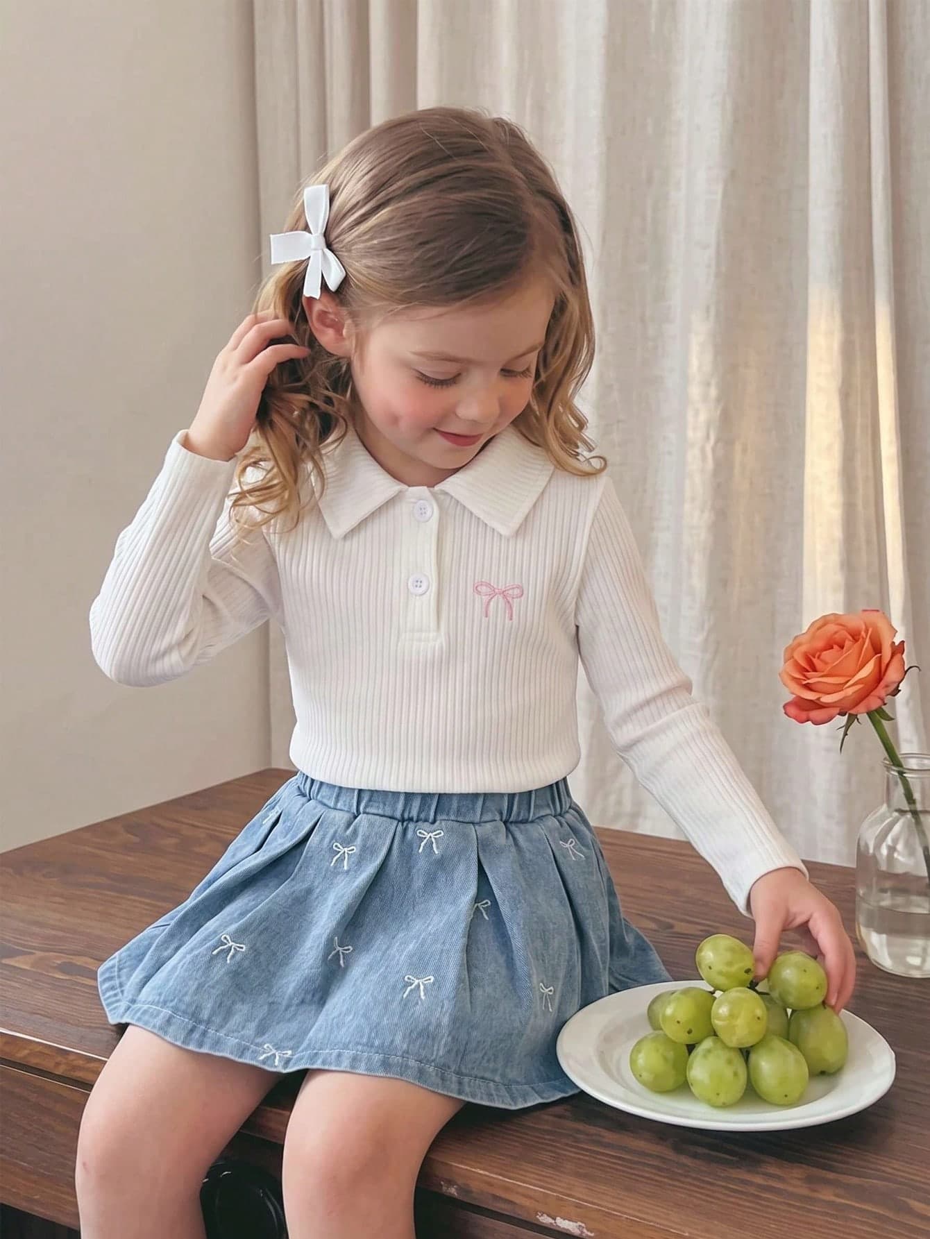 Elladie kids Girls' Spring/Autumn 2-Piece Outfit Set, Sweet & Cute Preppy Style, White Ribbed Knit Top With Lapel Collar And Pink Bow Embroidery On Chest, Blue Denim Pleated Skirt With Bow Embroidery Accents, Fresh Color, Suitable For Daily School, Weekend Outings And More