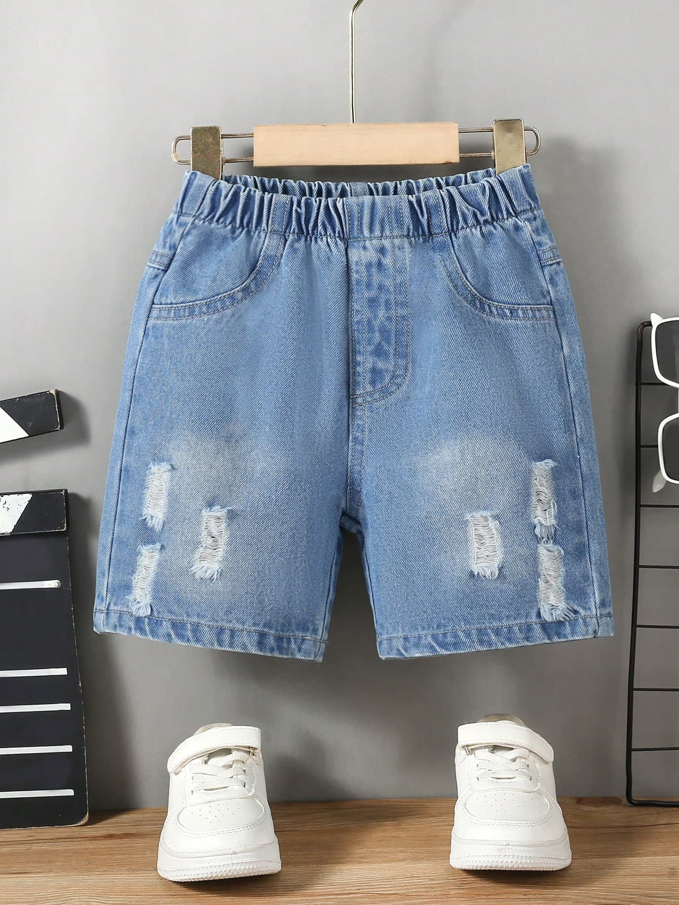 1pc Toddler Fashionable Casual Streetwear Outdoor Dark Distressed Denim Jeans