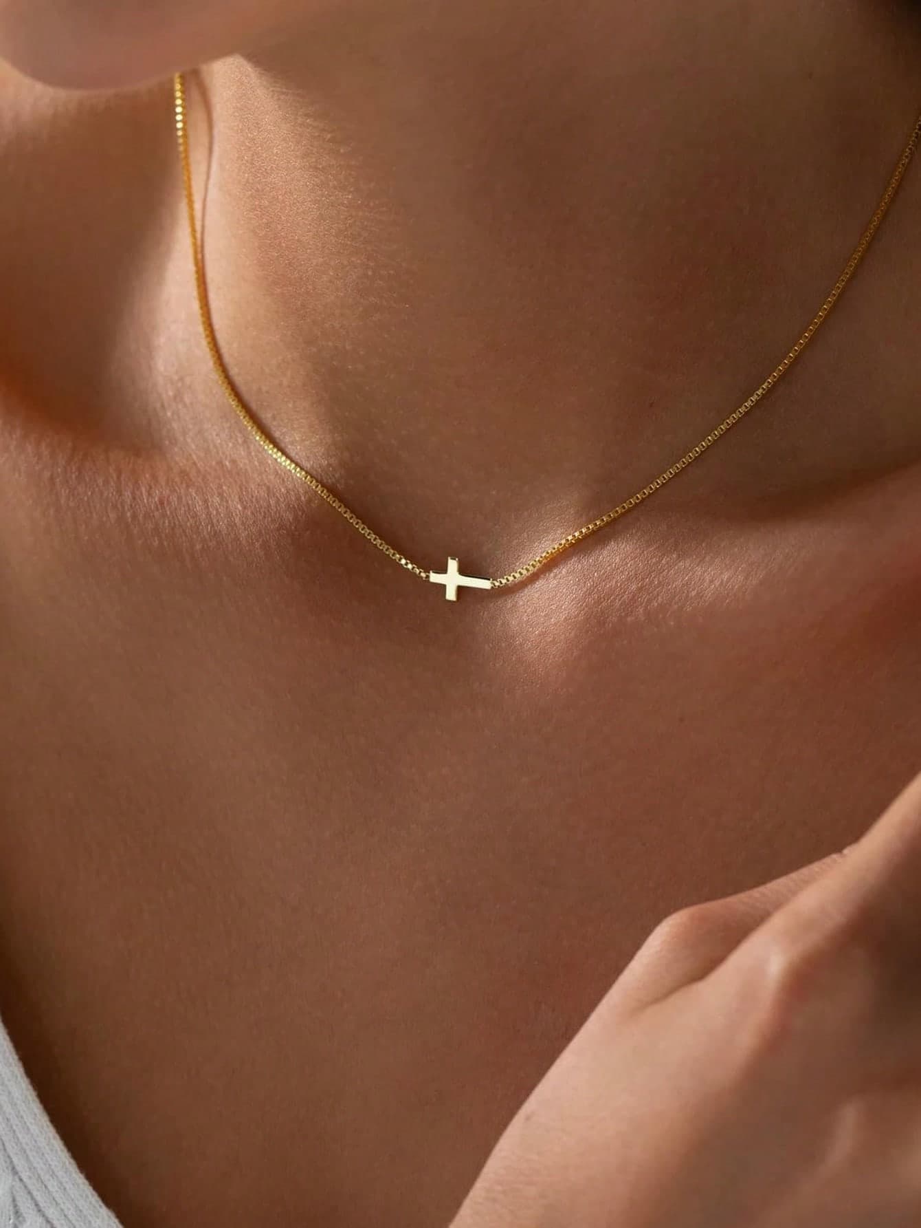 Adjustable Elegant Gold Necklace With Cross Pendant, Suitable For Women's Daily Wear