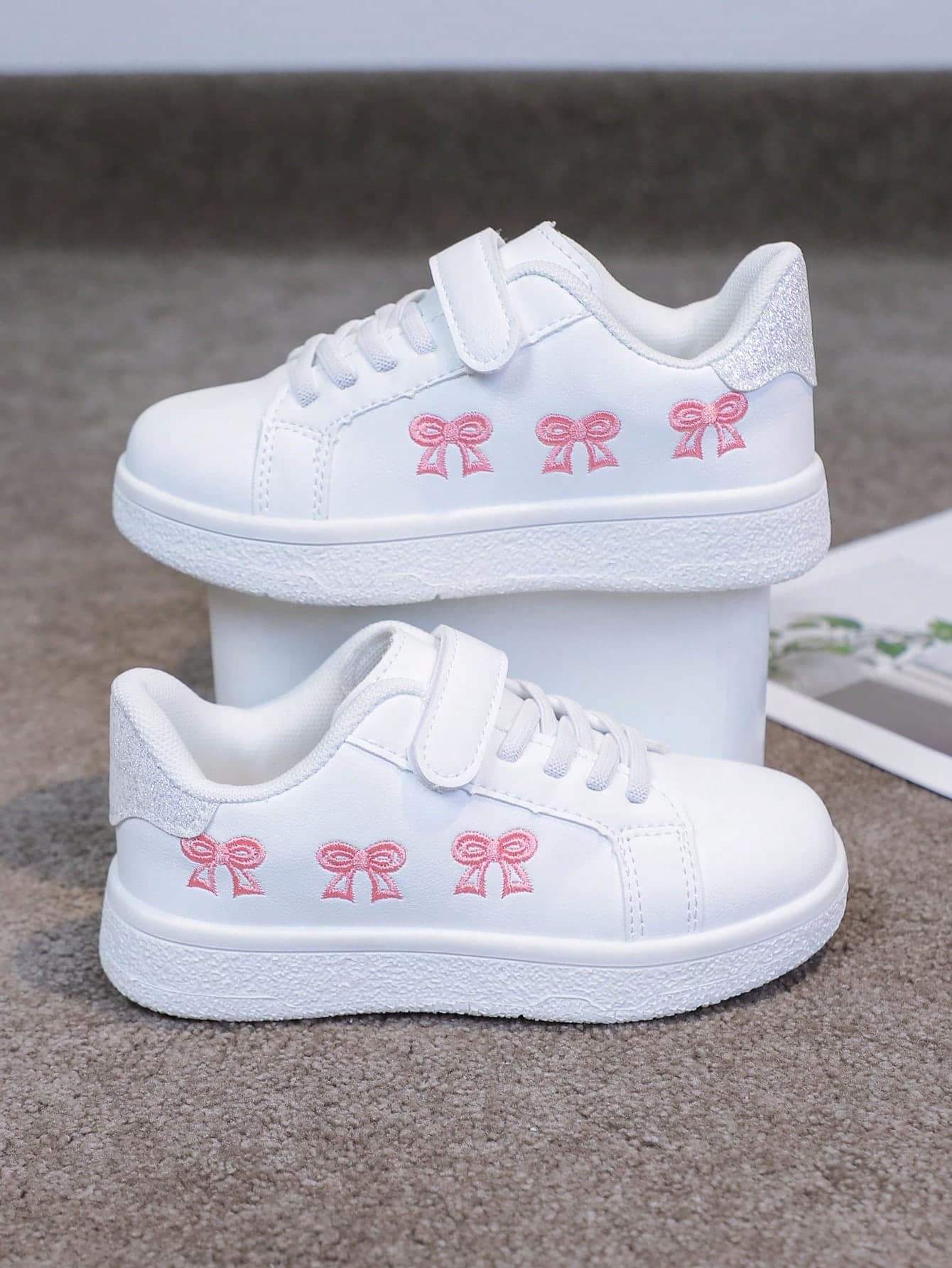 1 Pair Unisex Casual Canvas Sneakers, Comfortable Breathable Cartoon Embroidered Decor Flat Student Shoes, Campus Style Flat Shoes, Fashion Casual Sweet Cute Running Shoes, Holiday Essential