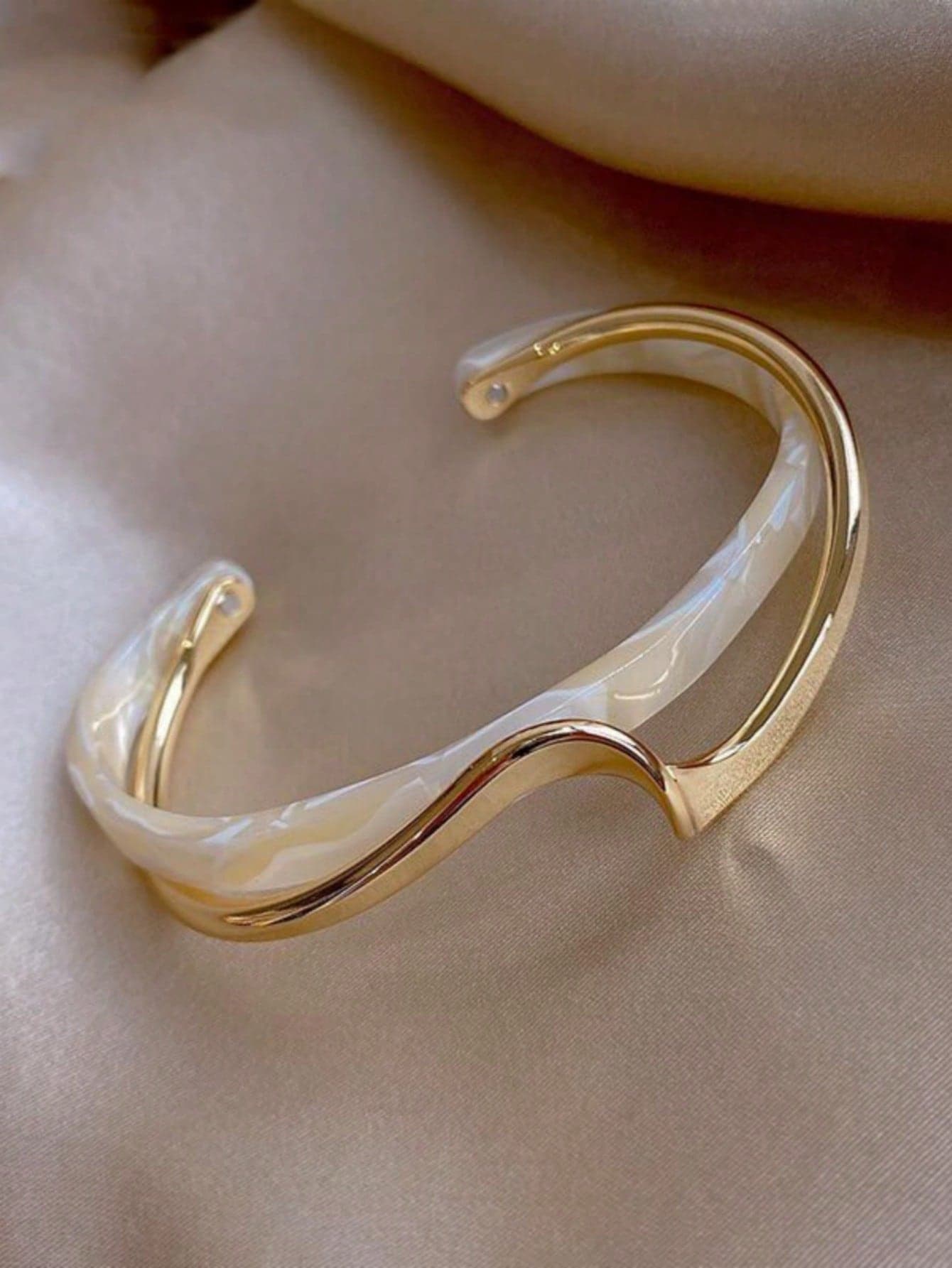1pc Fashionable & Unique Design Metal Curved Texture Luxurious Asymmetrical Pattern White Shell Bracelet