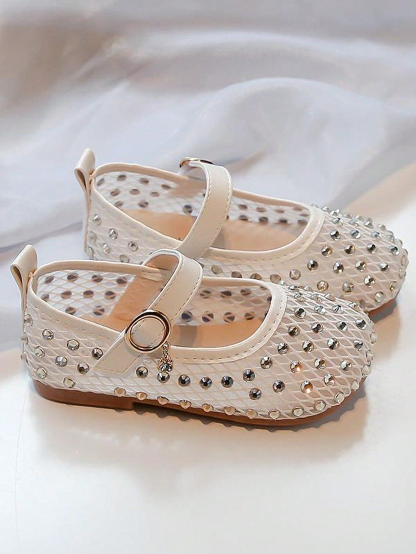 Best-Selling Children/Girls Princess Shoes, Featuring Rhinestone Mesh Upper With Beige Buckle (Decorated With Gold Ring And Small Pendant), Showcasing A Luxurious And Sweet Style. Suitable For Girls Aged 3 To 12 To Wear At Performances, Parties And Other Occasions.