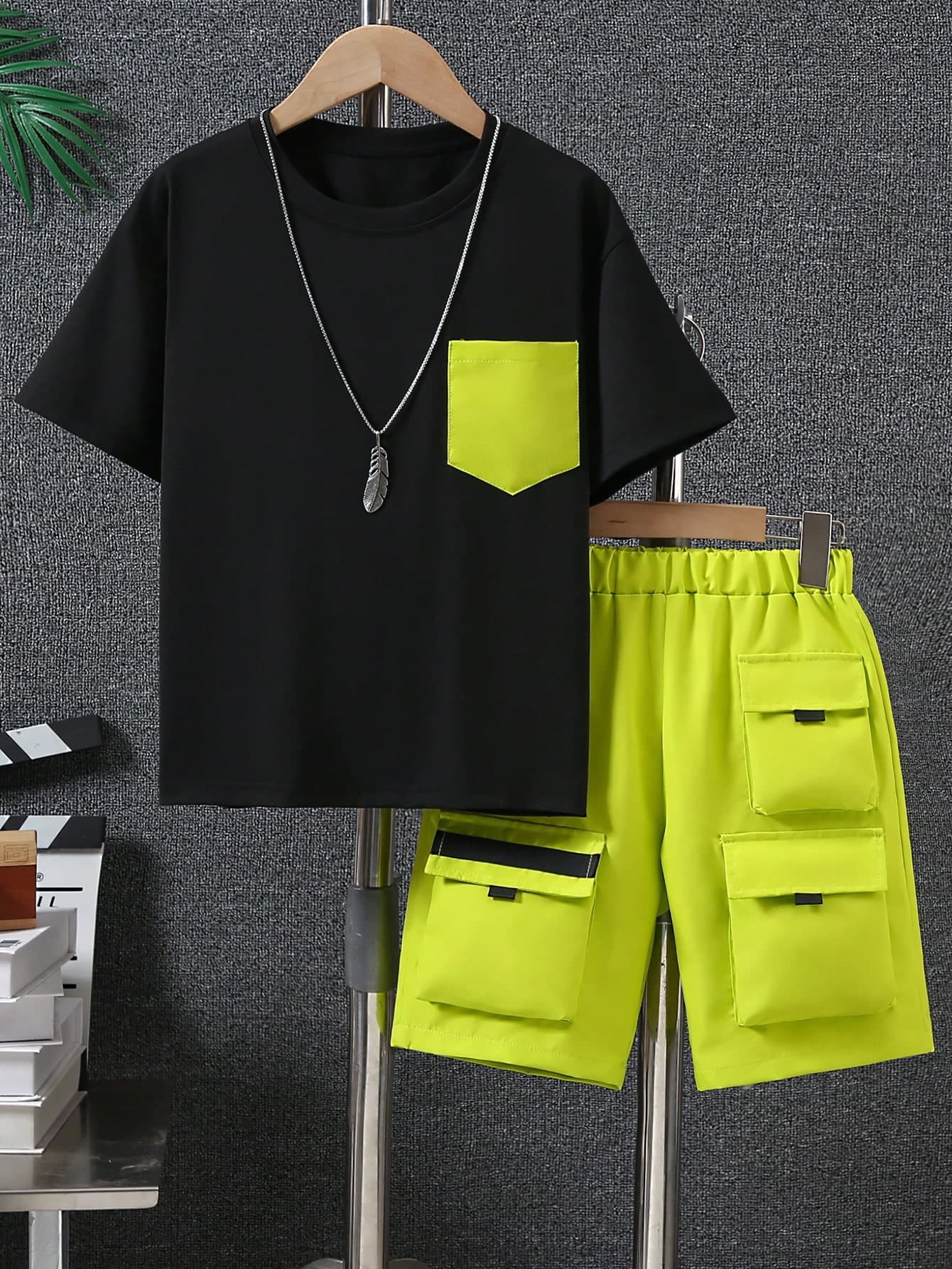 2pcs Boys Casual Short Sleeve Utility Pocket Shorts Set