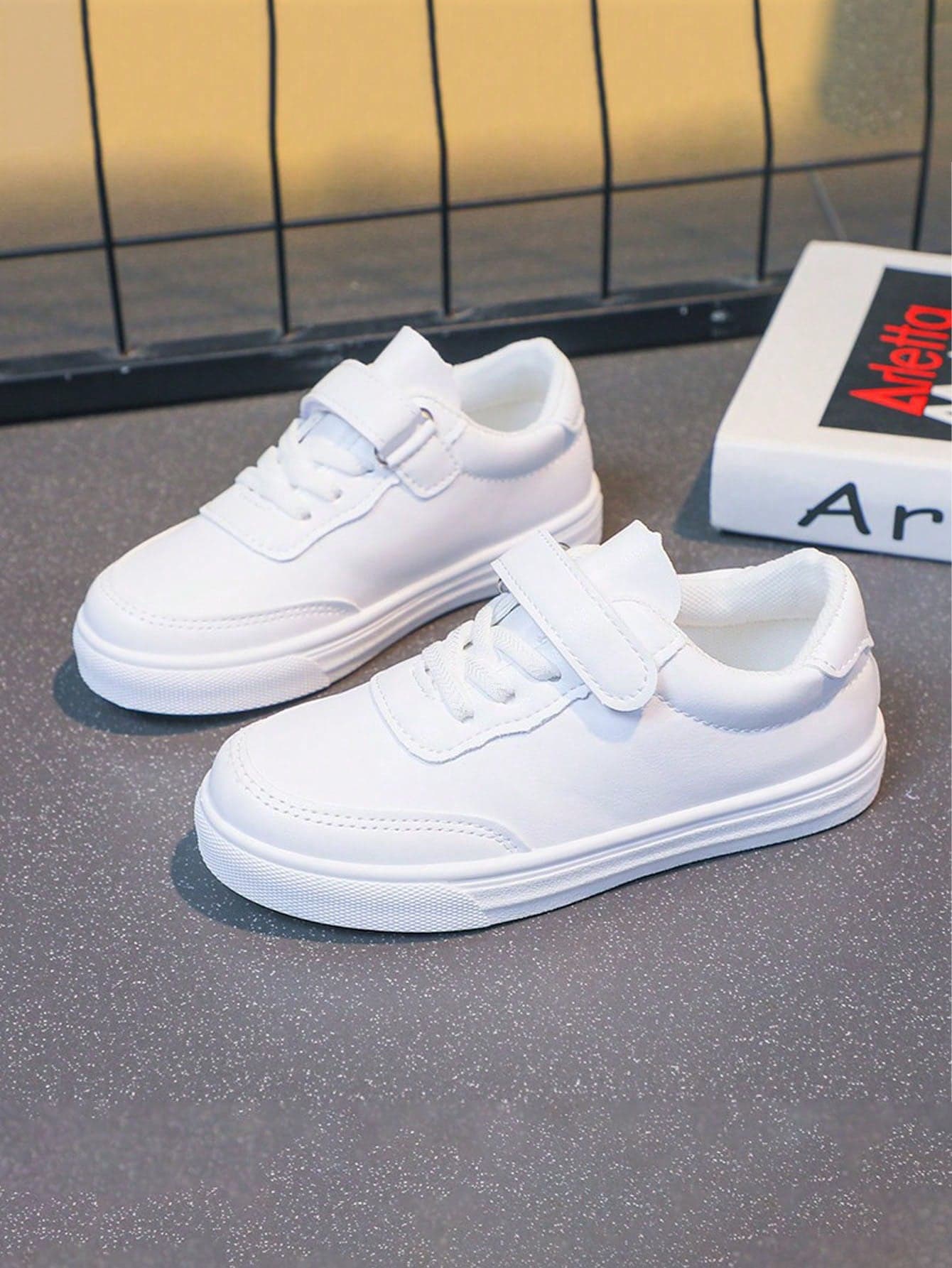 This Simple White Sports Shoes For Children Adopt Hook And Loop Design, Suitable For School, PE Class, Weekend Play, Hanging Out With Friends, And Various Daily Occasions. Kids Shoes, Girls Shoes, Student Shoes, Boys Sports Shoes, Girls Sports Shoes