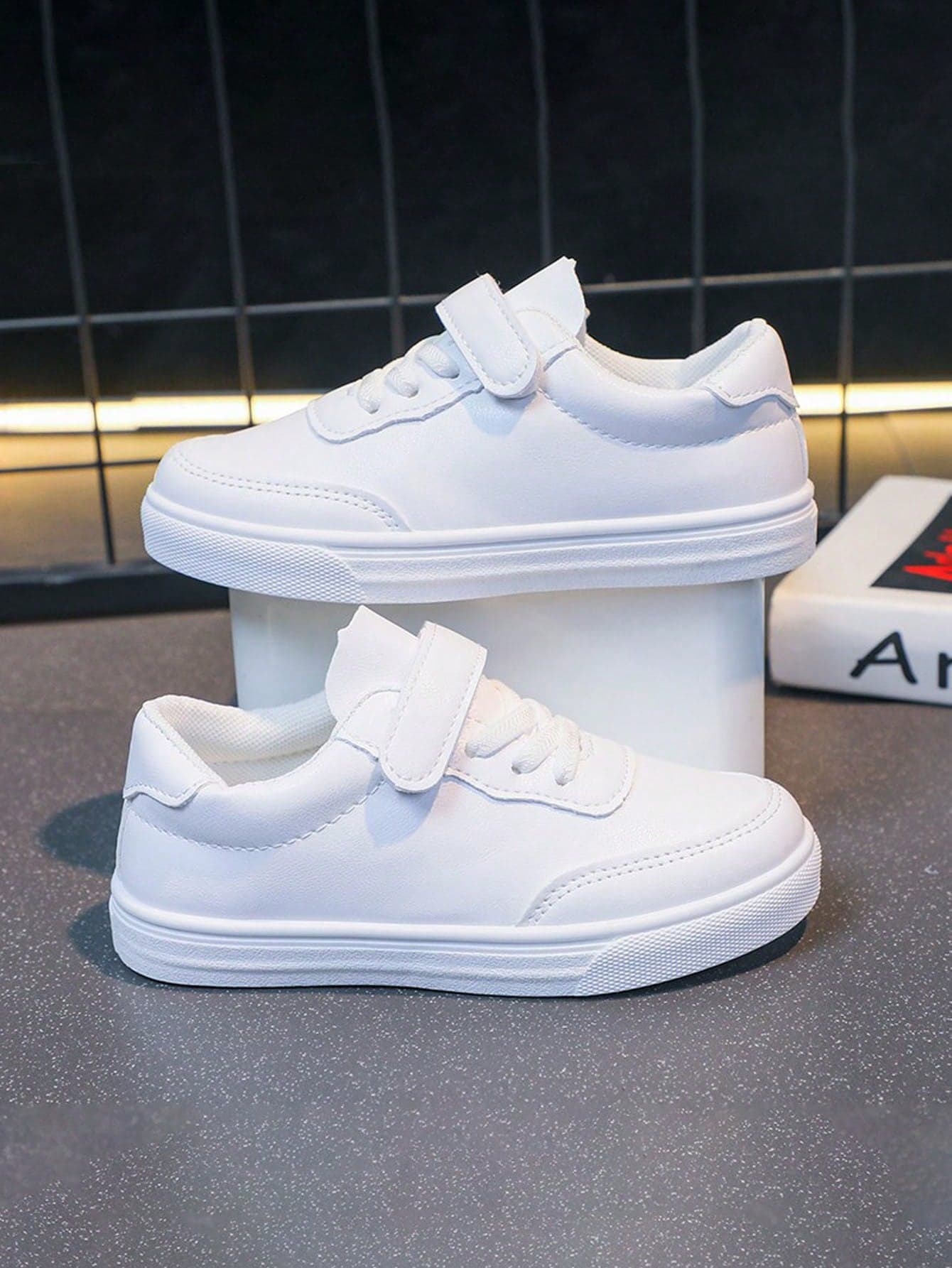 1 Pair Unisex Versatile White Casual Sneakers, Flat, Hook And Loop Comfortable & Breathable, Ideal For Students, Campus Style Sports Shoes, Solid Color Flat Shoes