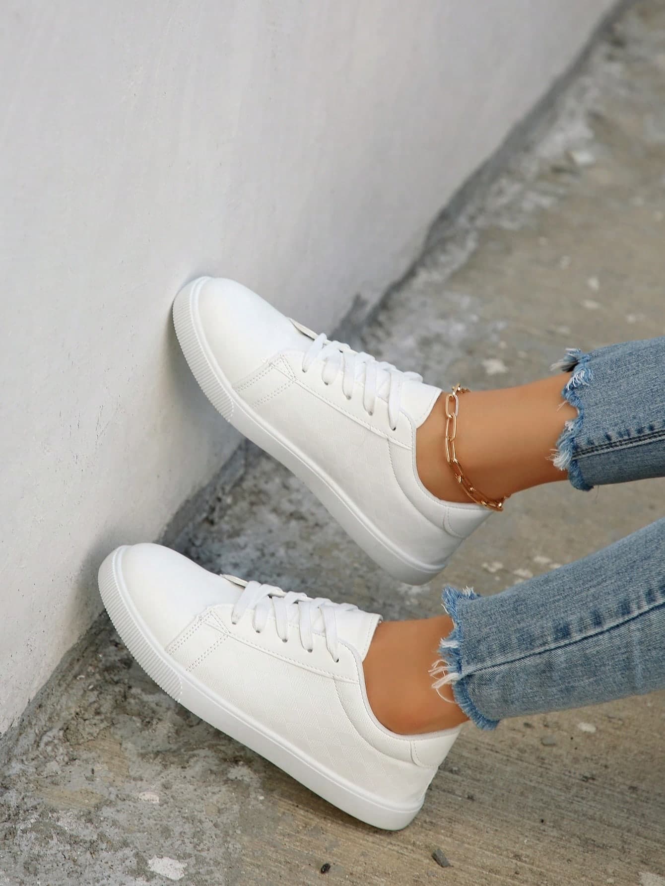 1 Pair Women's Solid Color Lace-Up Low-Top PU Casual Sneakers, Outdoor Sports Skateboard Shoes