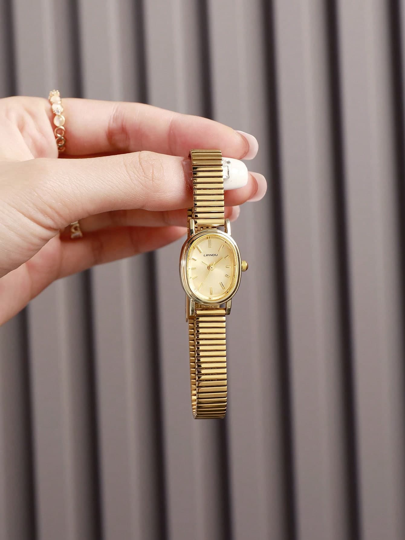 LIANDU Vintage Gold Women's Quartz Watch - Fashionable Oval Stainless Steel Strap, Pointer Display, Suitable For Daily Wear, Birthday Gift, Party, Holiday Gathering, Ideal Choice For Yourself Or Friends