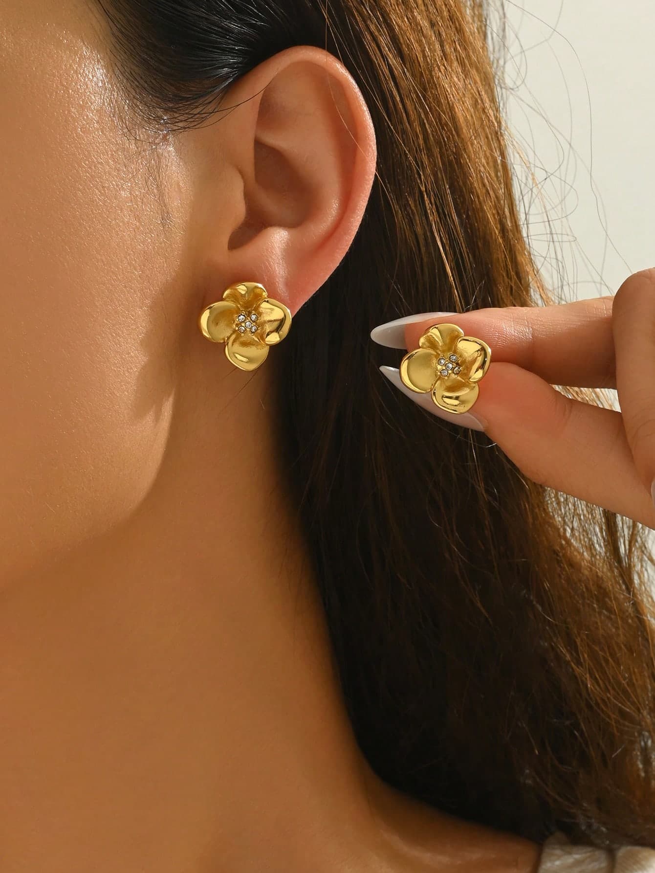 1 Pair Elegant Rhinestone Flower Stud Earrings, Classic Golden Floral Design Adds Charming Radiance To The Ears