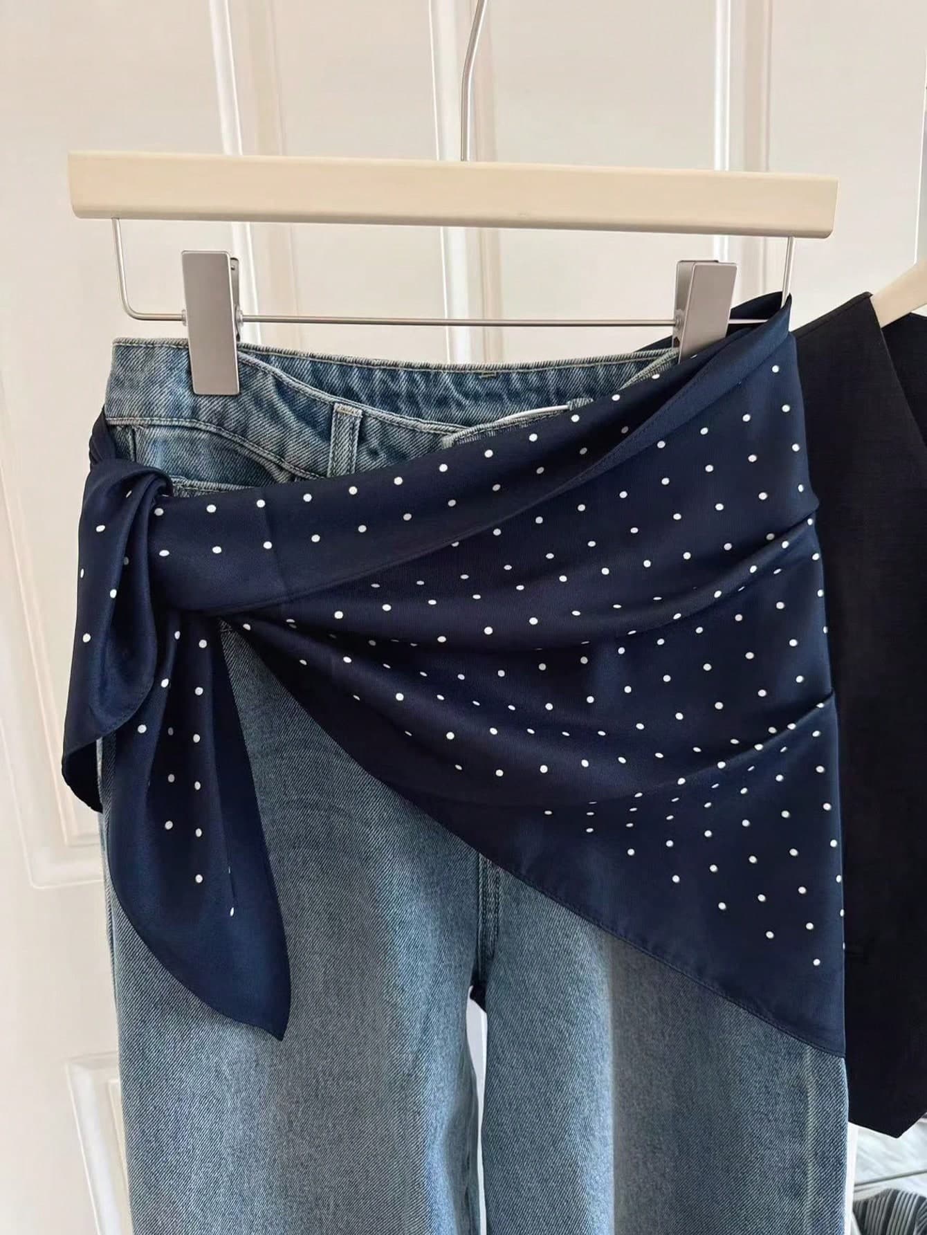 1pc Fashionable Polka Dot Print Triangular Scarf, Women's, High-End Quality, Suitable For Commuting, Professional Attire, Neckwear, Shawl, Decoration, Belt, Mini Skirt And Other Occasions