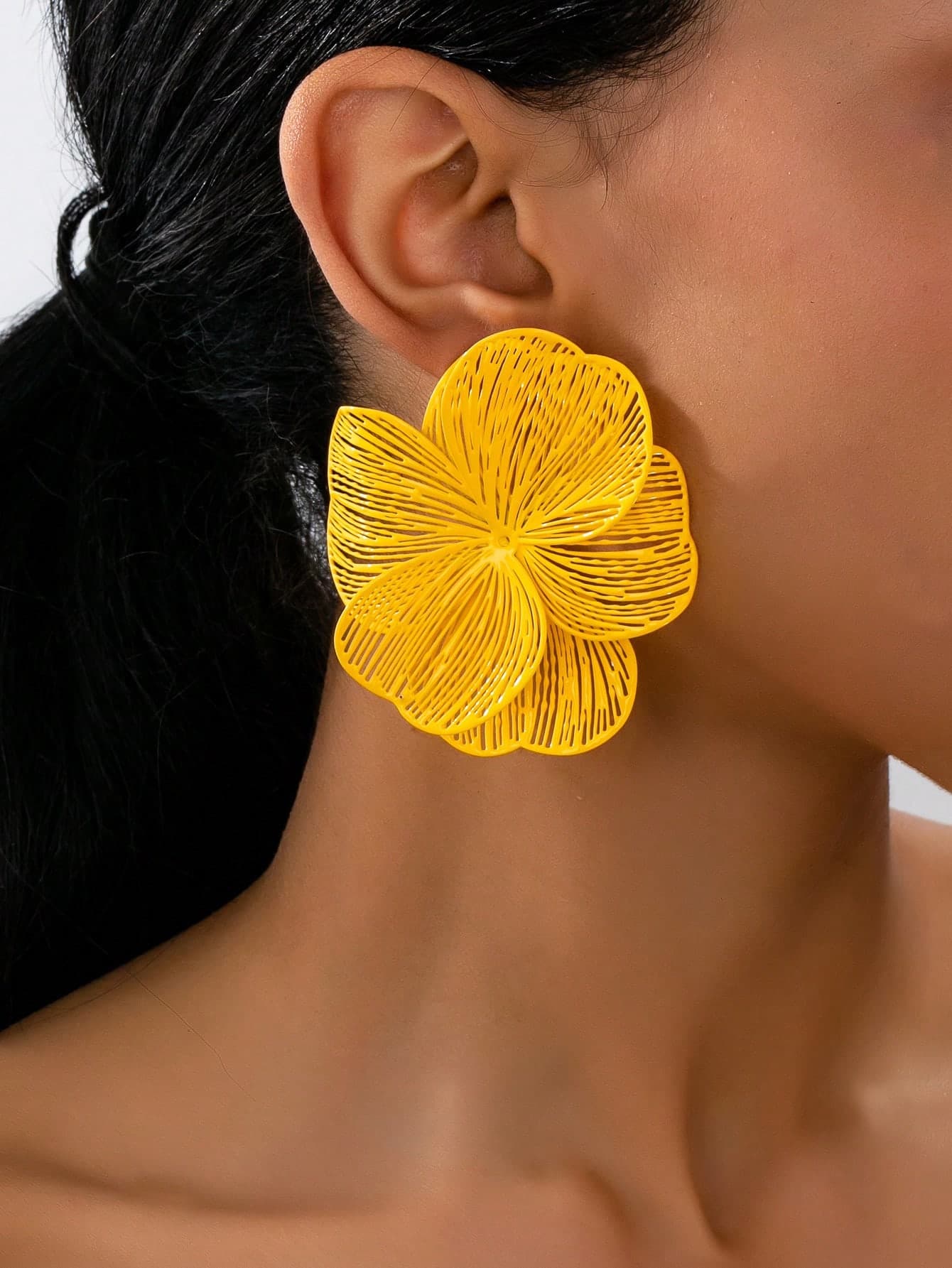 1 Pair Vintage Elegant Metallic Gold Textured Floral Pendant Earrings, Suitable For Women's Daily, Party, Holiday, Gift