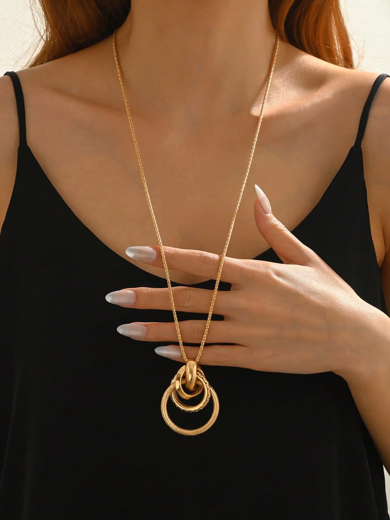 1pc Elegant Vintage Asymmetrical Gold Metal Pendant Necklace, Suitable For Women To Wear At Banquets, Parties, Daily, And Commute