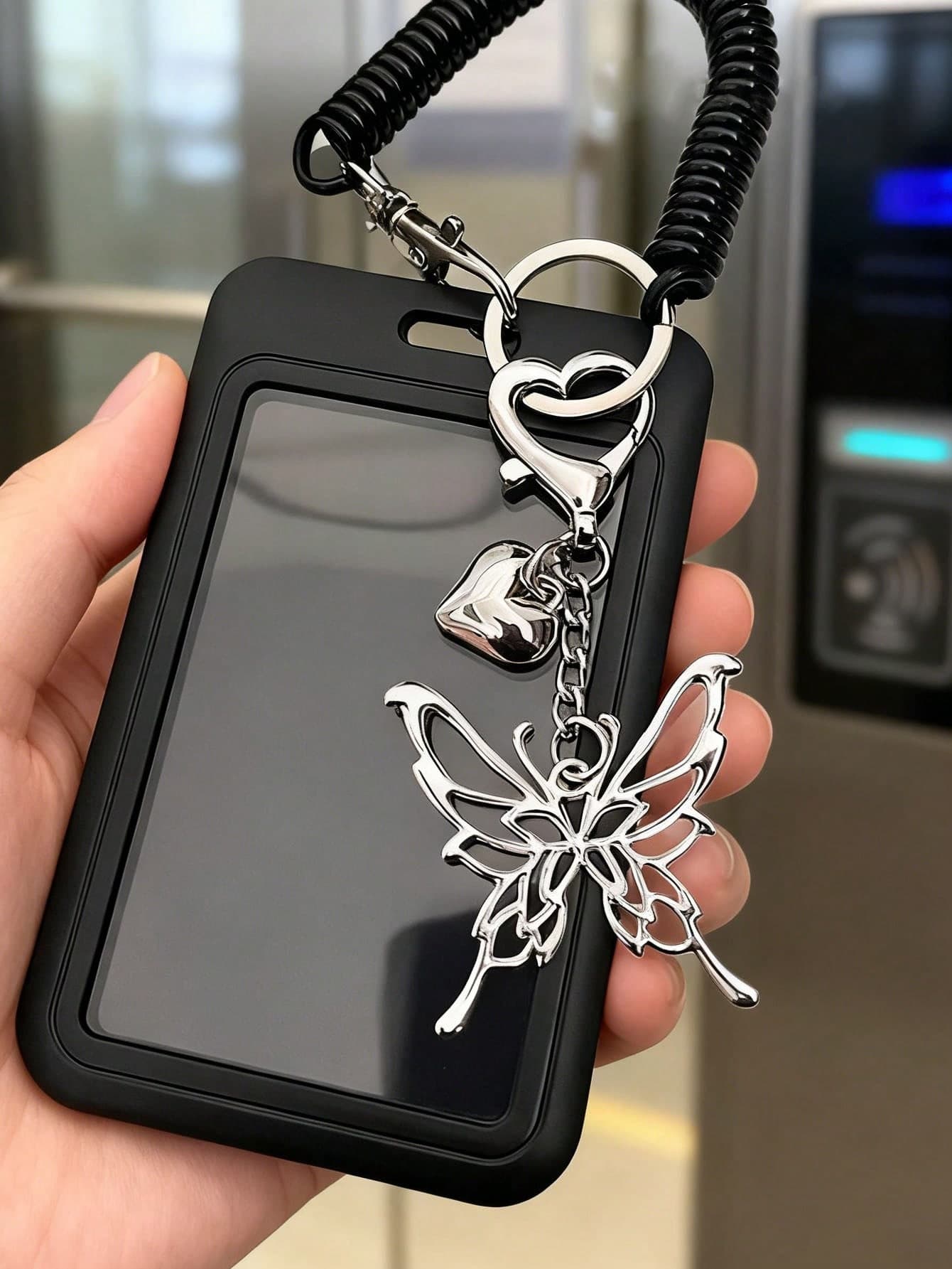 Heart-Shaped Hard Card Holder With Heart Butterfly Pendant, Heart-Shaped Keychain, Small Card Organizer, Bus Card Holder, Anti-Magnetic, Bank Card Holder, Portable & Cute, Suitable For Public Transportation, Campus