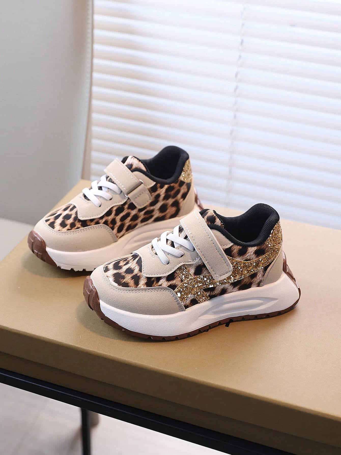 1 Pair Girls' Soft Bottom Fashionable Versatile Non-Slip Casual Sports Shoes, Suitable For Children Running/Traveling Tennis Shoes