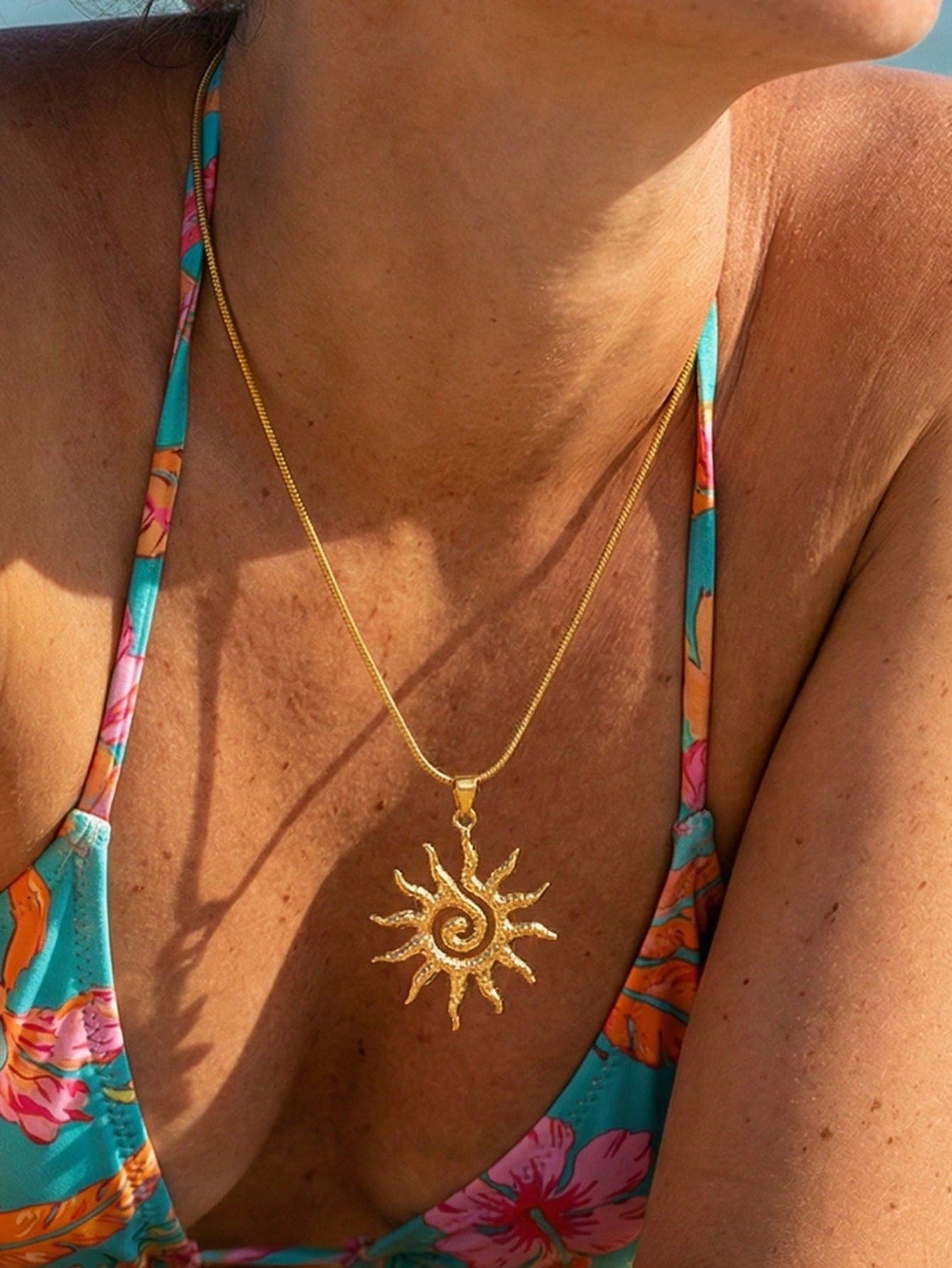 1pc 18K Gold Plated Stainless Steel Spiral Sun Pendant Necklace, Round Snake Bone Chain Necklace, Threaded Pendant Necklace Accessory, Suitable For Women's Daily Wear