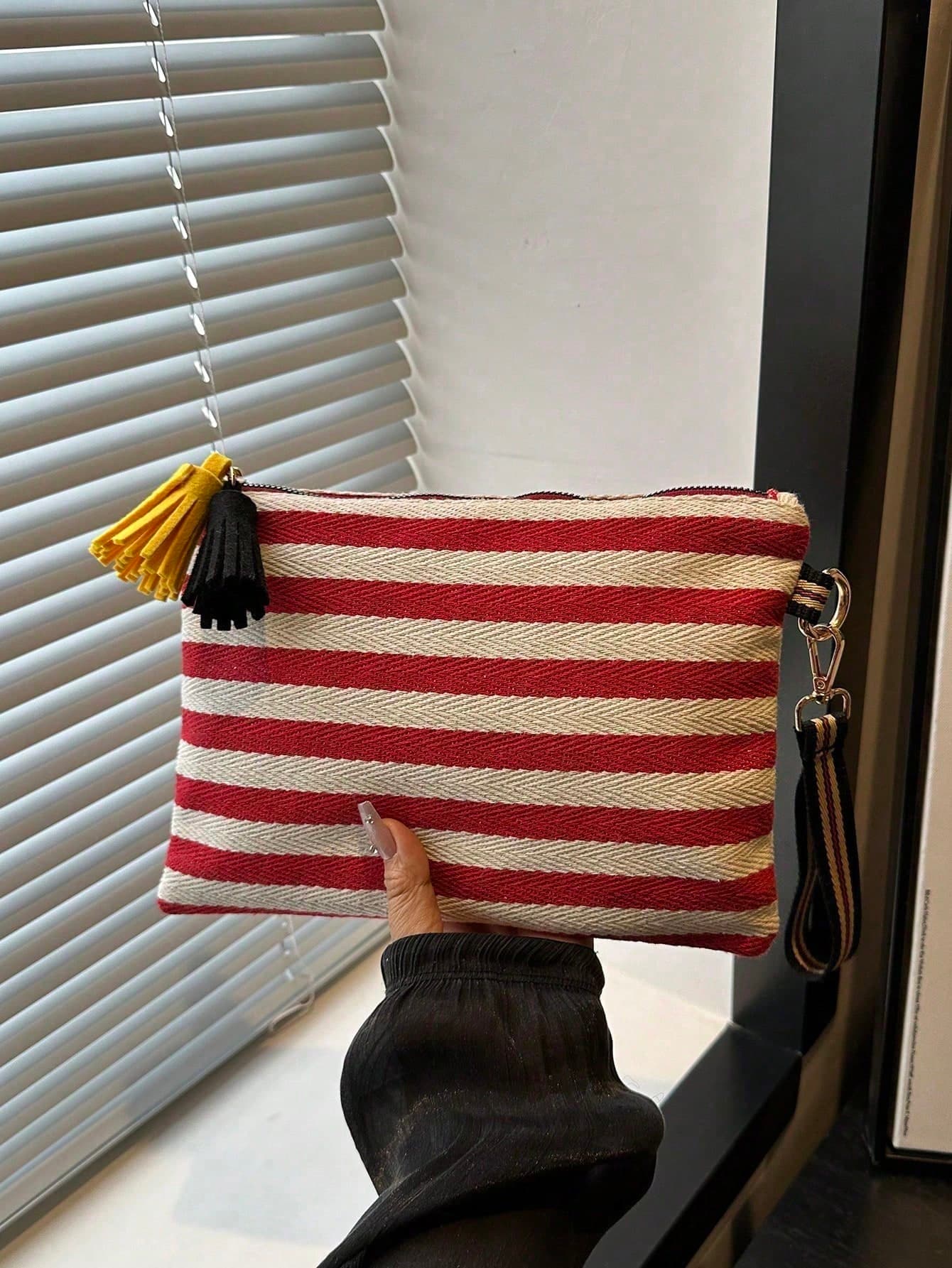 Women's Large Capacity Tassel Striped Clutch Bag