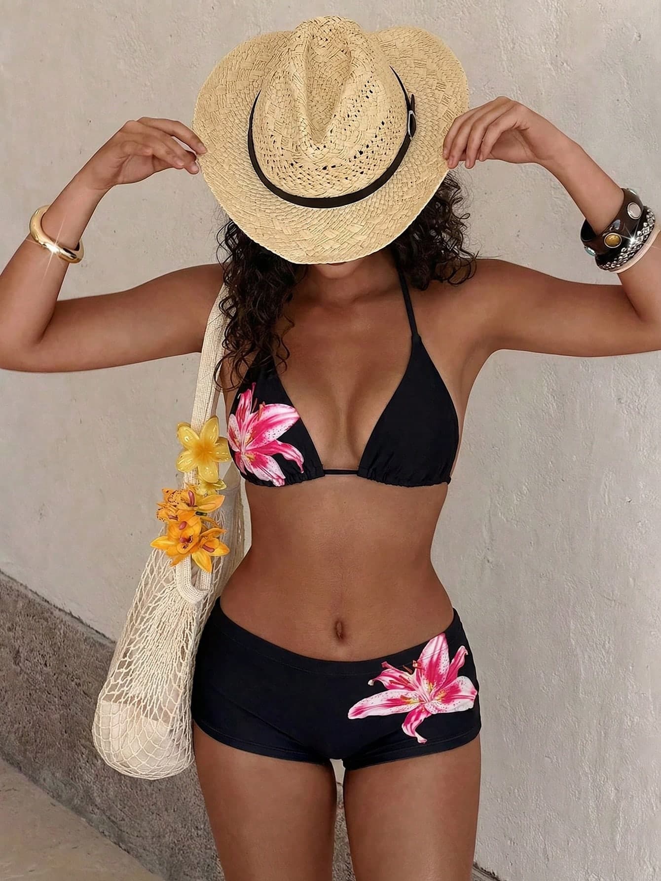 PEPPERMOLLY Fashionable Floral Swimwear: Black Backless Bikini Top + High-Waisted Shorts, Decorated With Vibrant Lily Flower Pattern - Stylish And Comfortable Swimwear Set, Suitable For Summer Vacation, Beach Leisure And Holiday Wear.