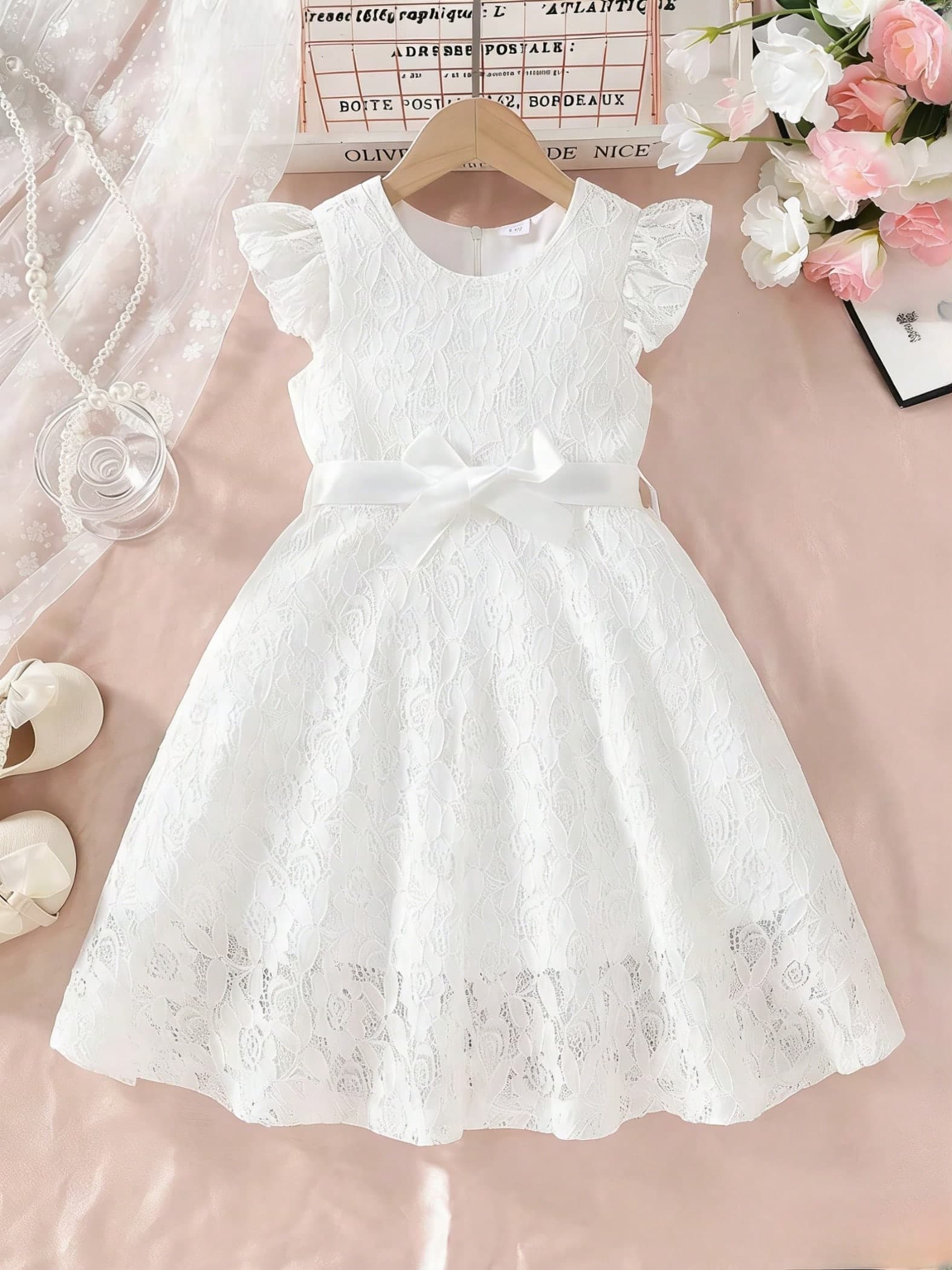 4-7 Years Old Girls Lace Cap Sleeve Princess Dress, Pure White Hollow Texture + Bow Waistband, Elegant Sweet Style Children Dress, Suitable For Daily Wear, Birthday Party, Gathering, Outing
