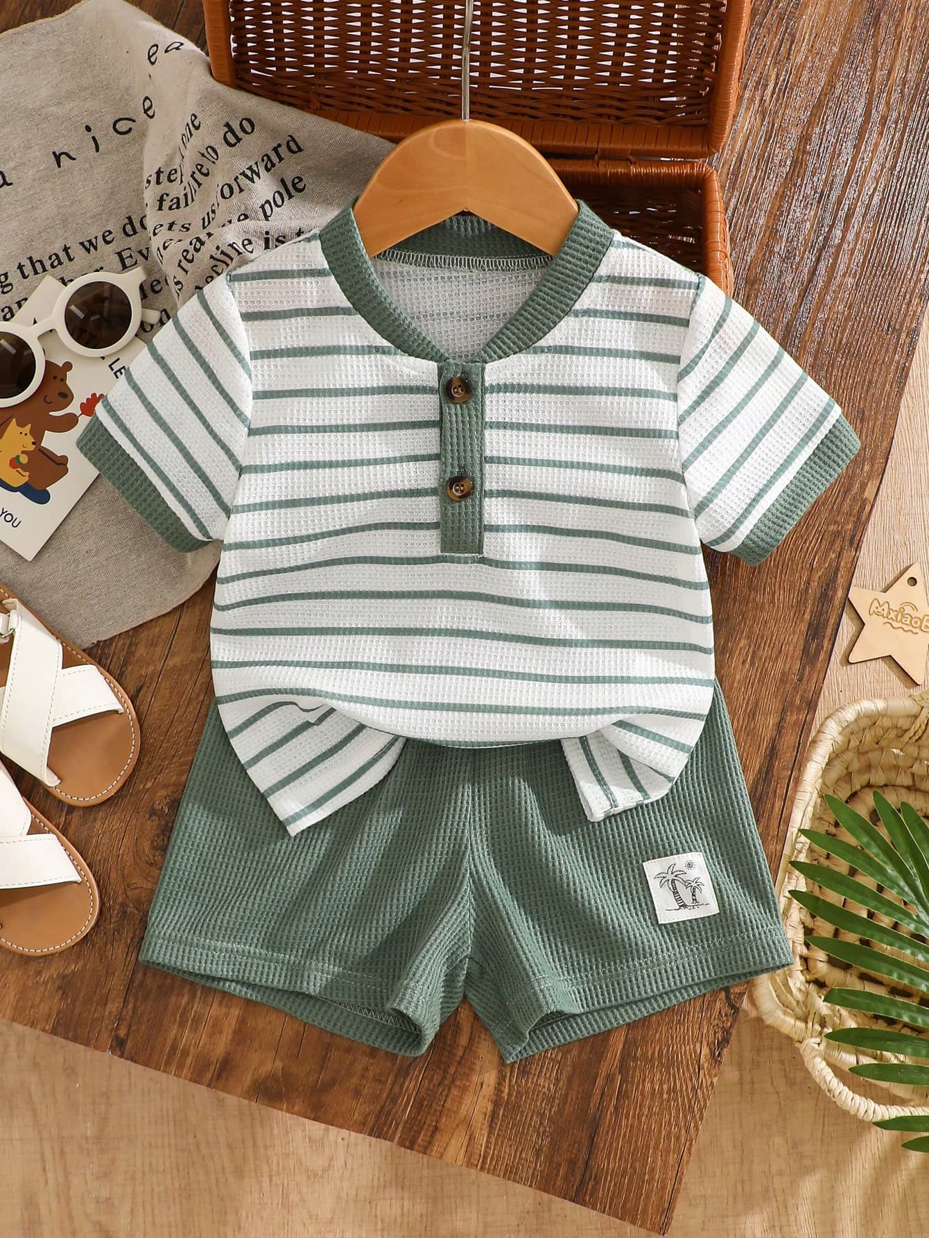 2pcs/Set Toddler Boys' Spring/Summer Half-Zip Striped Short Sleeve Top + Solid Color Shorts, Coconut Tree Pattern Design, Comfortable Waffle Fabric Suitable For Outings, Casual Daily Wear And Parties