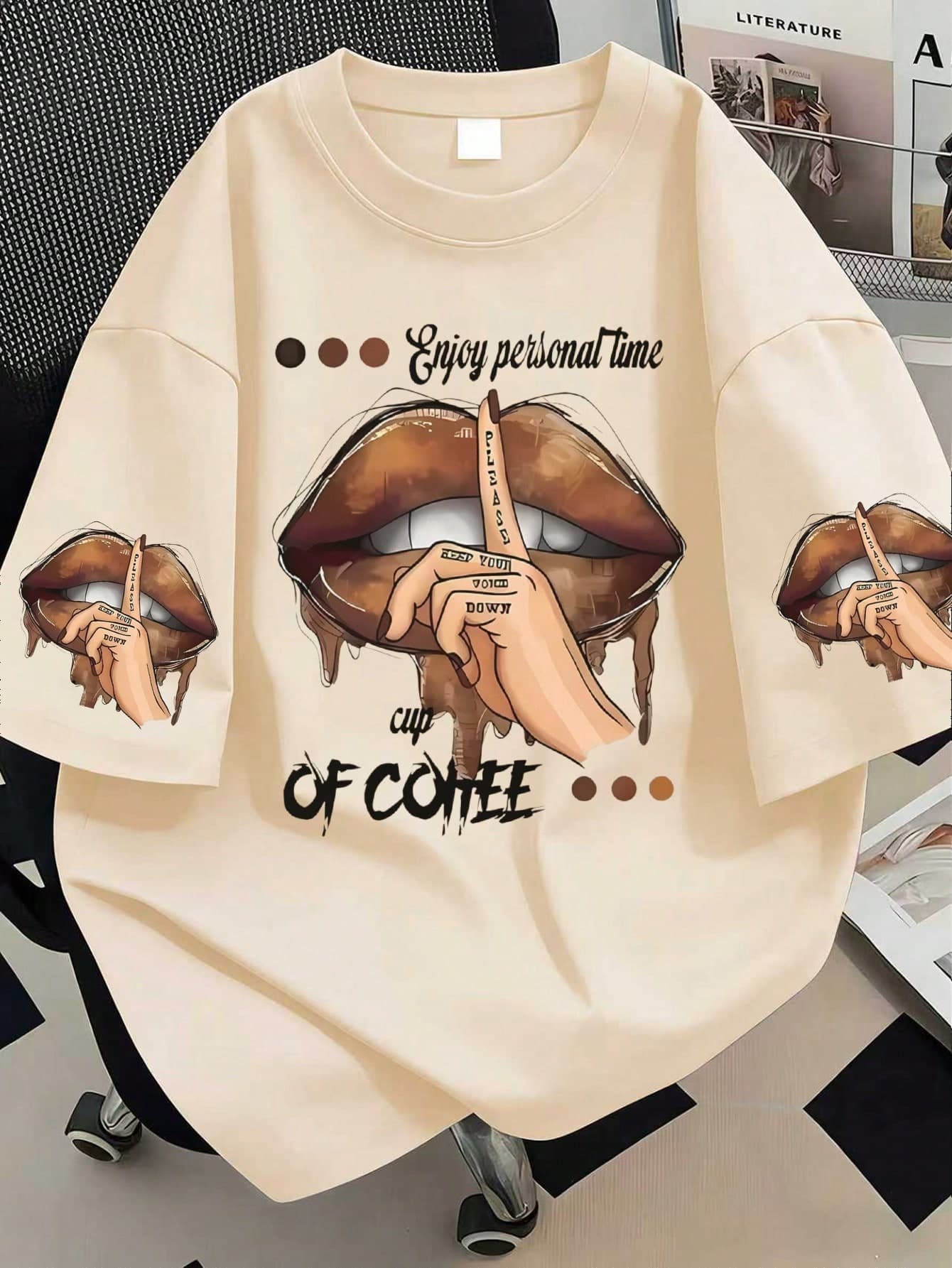 Lip Graphic Print Crew Neck T-Shirt, Plus Size Women's Casual Summer Top, Fashionable Cuff Print Short Sleeve. Suitable For Summer Wear, Vacation Wear, Spring Wear, Valentine's Day Wear, Carnival Wear, Mother's Day Gift; Mom Gift; Graduation Short Sleeve Top; Back To School Outfit; Ceremony Teacher Outfit; Summer Family And Friends Gathering Wear. Suitable For Daily Wear, Outing Top, Picnic, Holiday, Beach, Party, Birthday, Beach Party, School, Music, Vacation, Commute