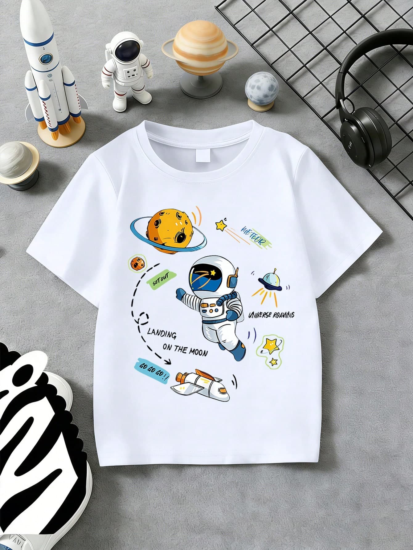 Young Boys' Street Style Fashionable Cartoon Astronaut Print Round Neck T-Shirt For Spring And Summer