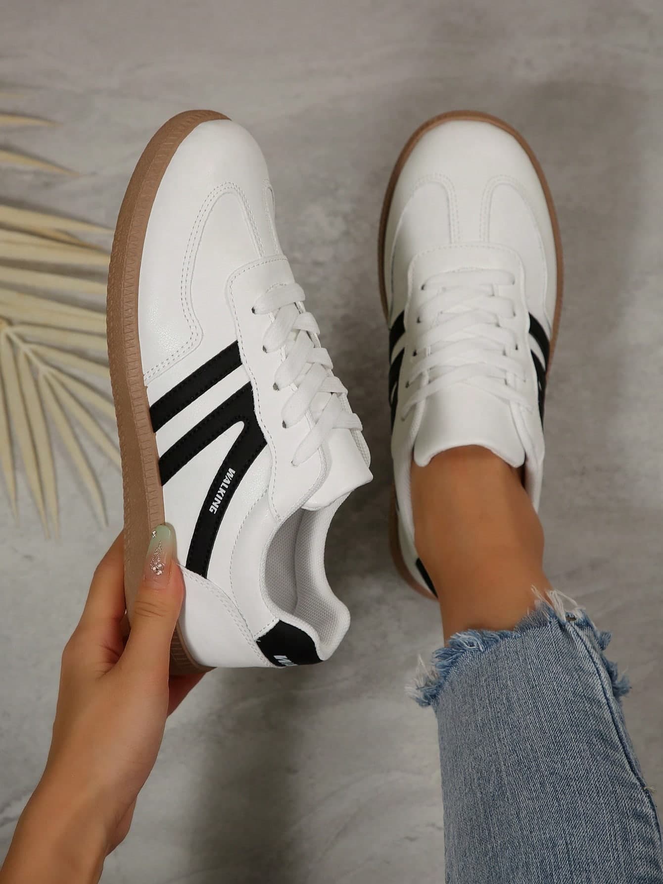 1 Pair Women's Casual Geometric Pattern Flat Round Toe Lace-Up Sneakers, Fashionable & Versatile