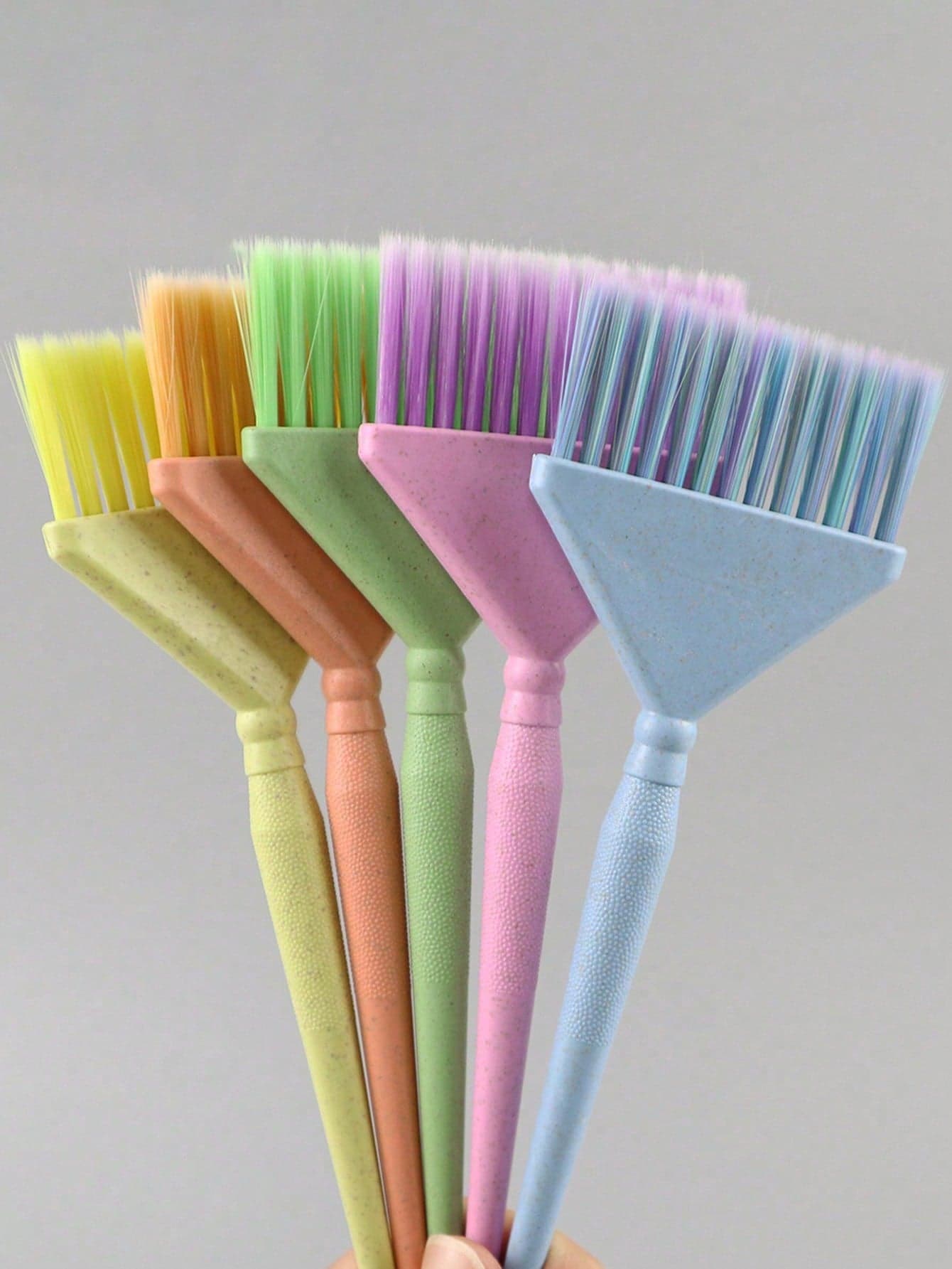 Fashionable Hairdressing Tools Designed Specifically For Salons: Coloured Brushes For Hair Dyeing, Oil Brushes For Perming, High-End Combs For Dyeing, And Large Brushes For Colouring And Painting.