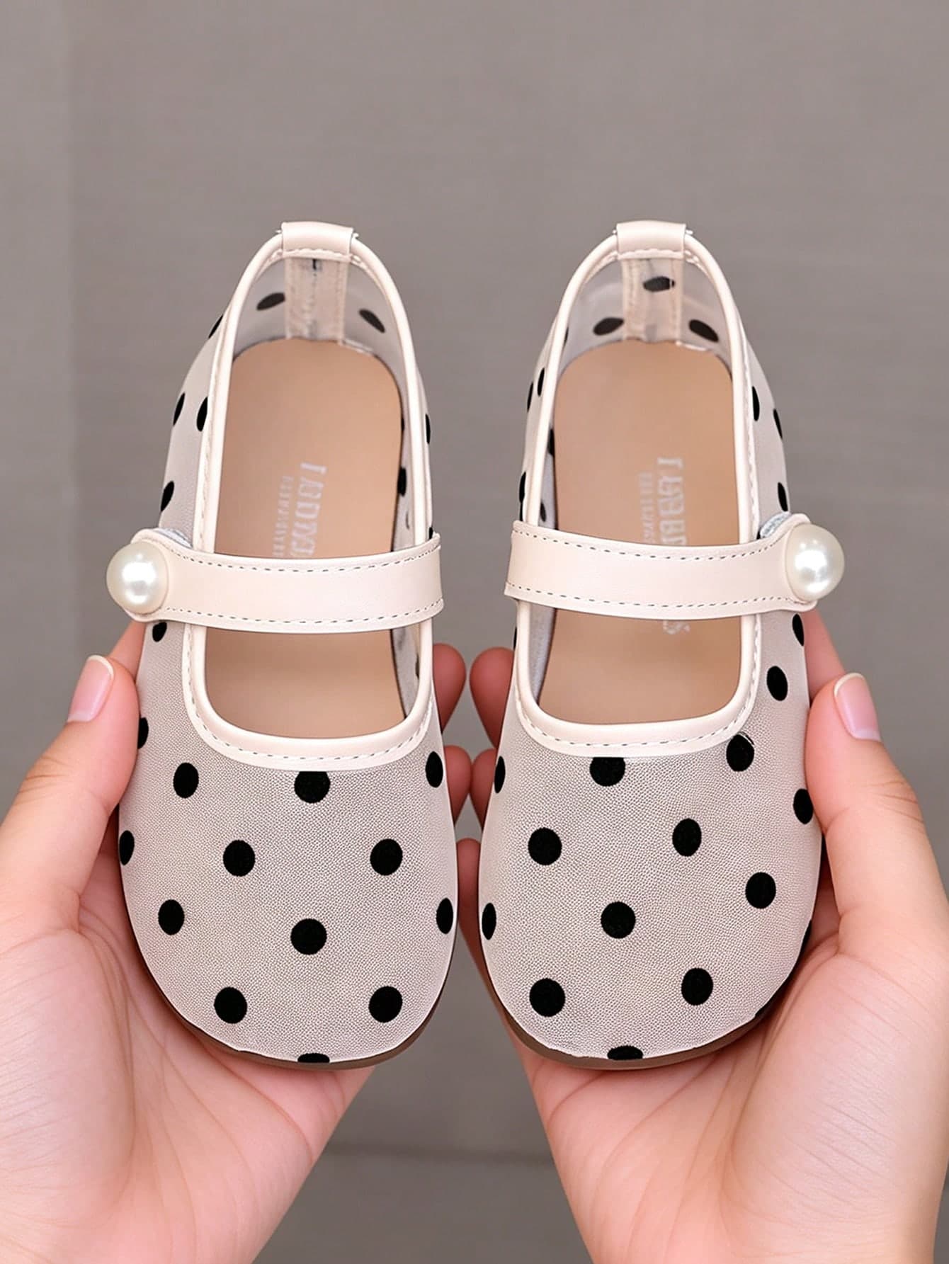 1 Pair New Girls' Black & White Polka Dot Mesh Mary Jane Shoes, Cream White Minimalist Vacation Style, Round Toe, Breathable, Durable, Non-Slip Rubber Sole, Flat Shoes, Pearl Strap Hook & Loop Closure, Suitable For 2-12 Years Old Girls, School, Daily, Outdoor, Party, Vacation Wear, Spring, Summer, All Seasons
