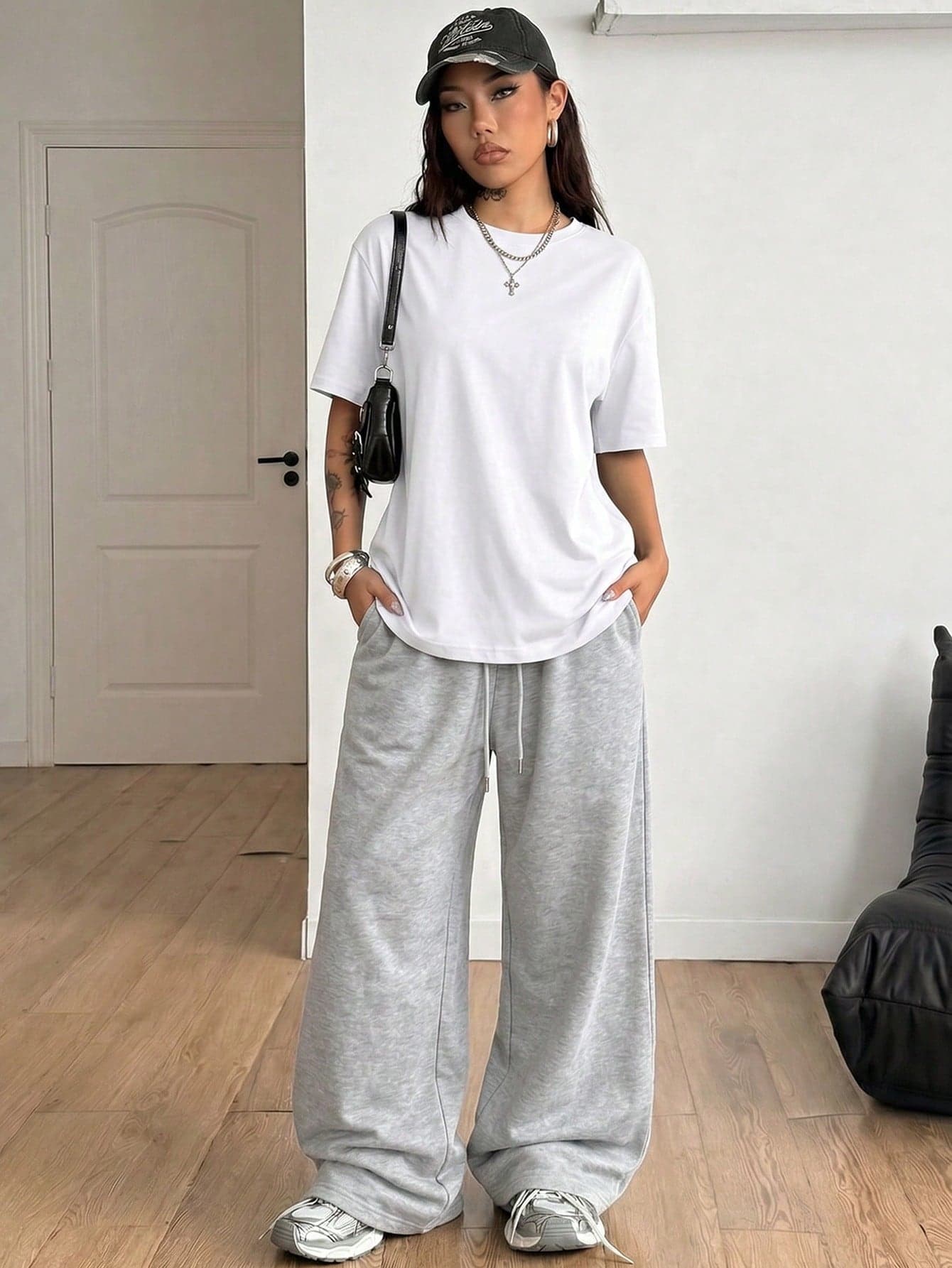 LQTY Spring/Summer 2-Piece Women's Casual White Crew Neck T-Shirt Paired With Light Gray Loose-Fitting Sweatpants. Street Style Sports T-Shirt Set