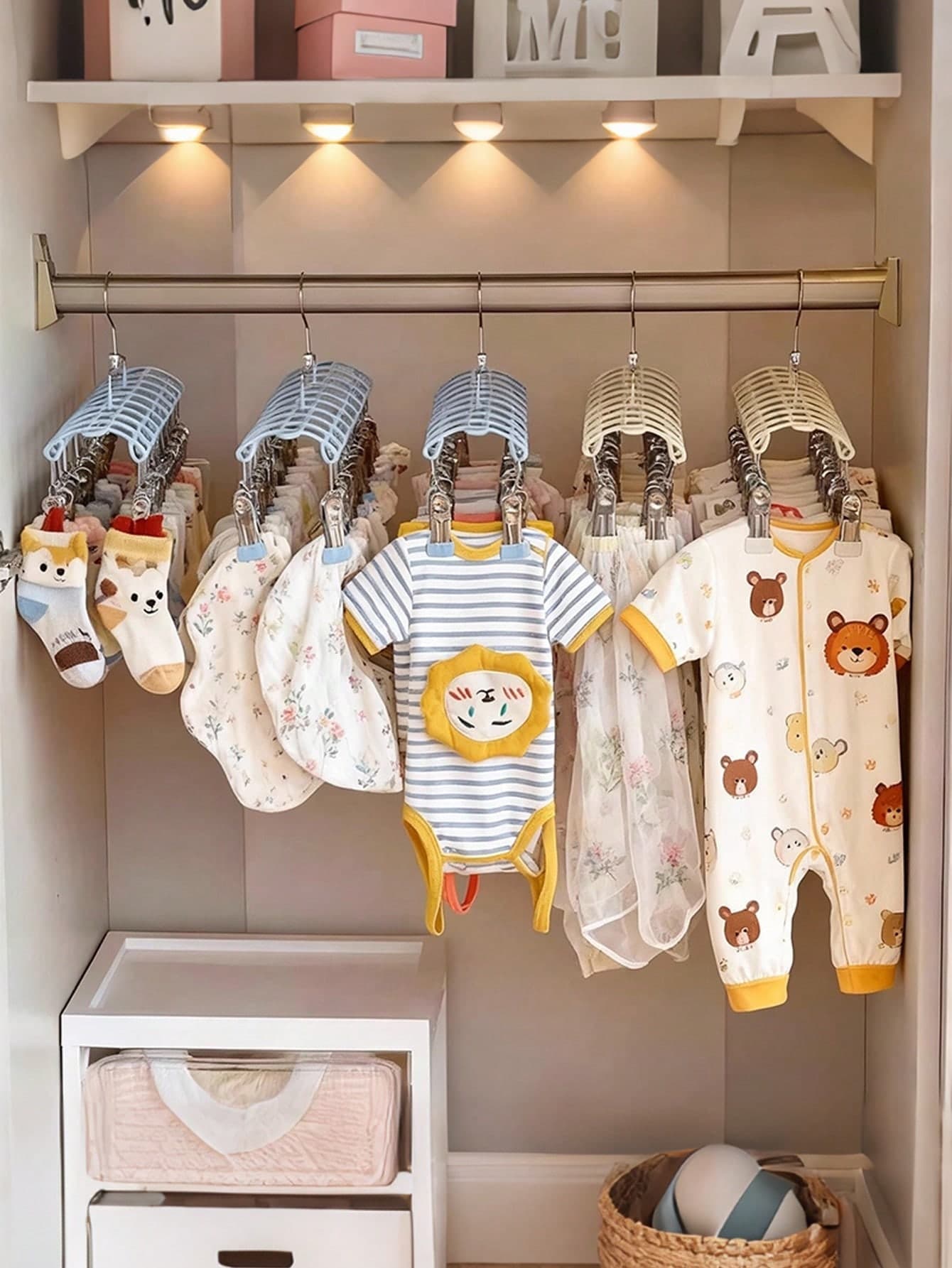 1pc Multi‑Clip Baby Clothes Hanger, Kids Socks Bibs Hat Drying Rack, Portable Multi‑Functional Laundry Peg Holder For Infant Clothing Storage