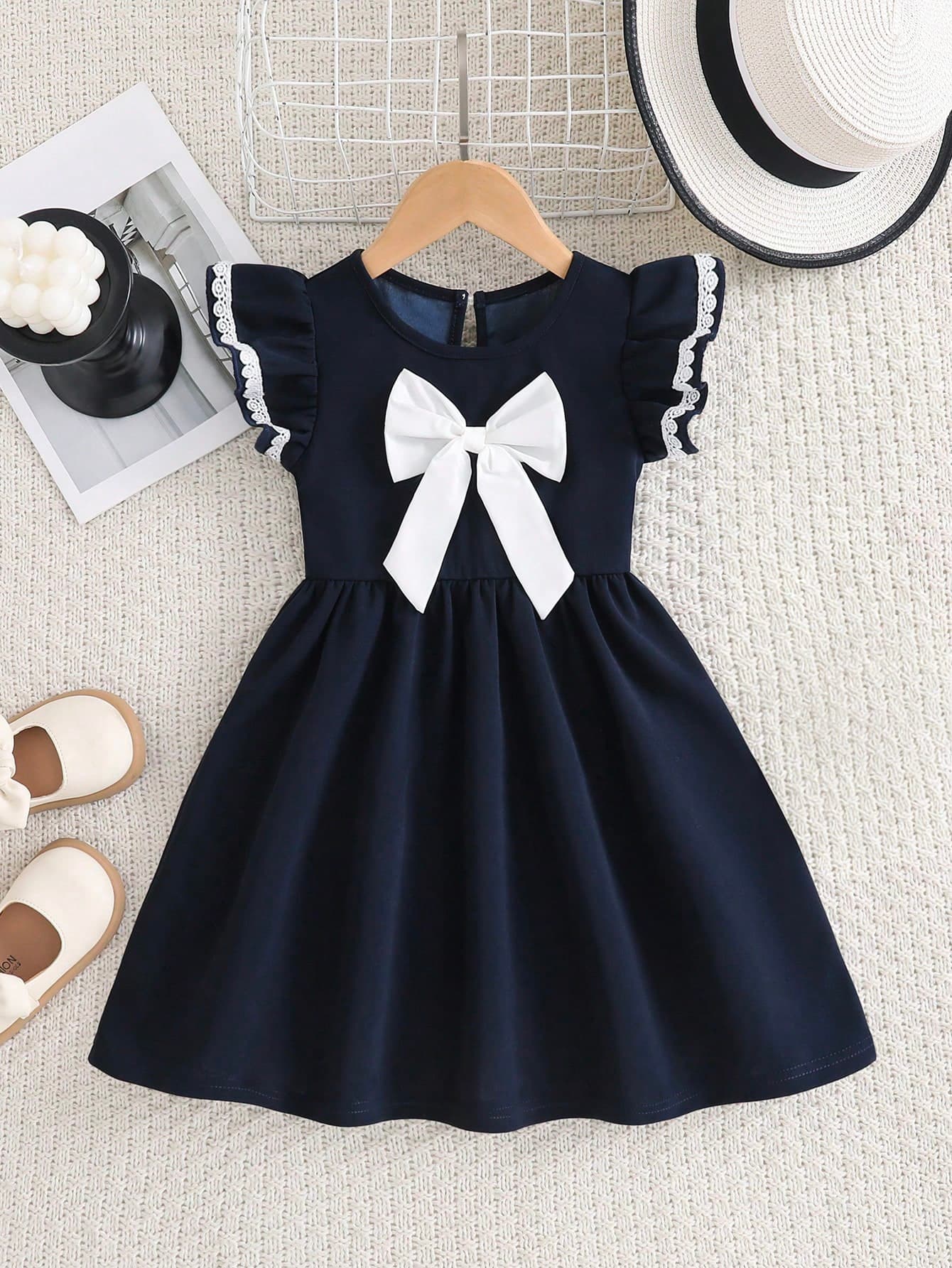 Girls' Fashion Minimalist College Style Summer Fresh Vacation Casual Dress, White Bow Round Neck Global Lace Flutter Sleeve Cinched Waist Dress, Comfortable Versatile Youthful Elegant Lady Style Summer Outfit For Children, British Style