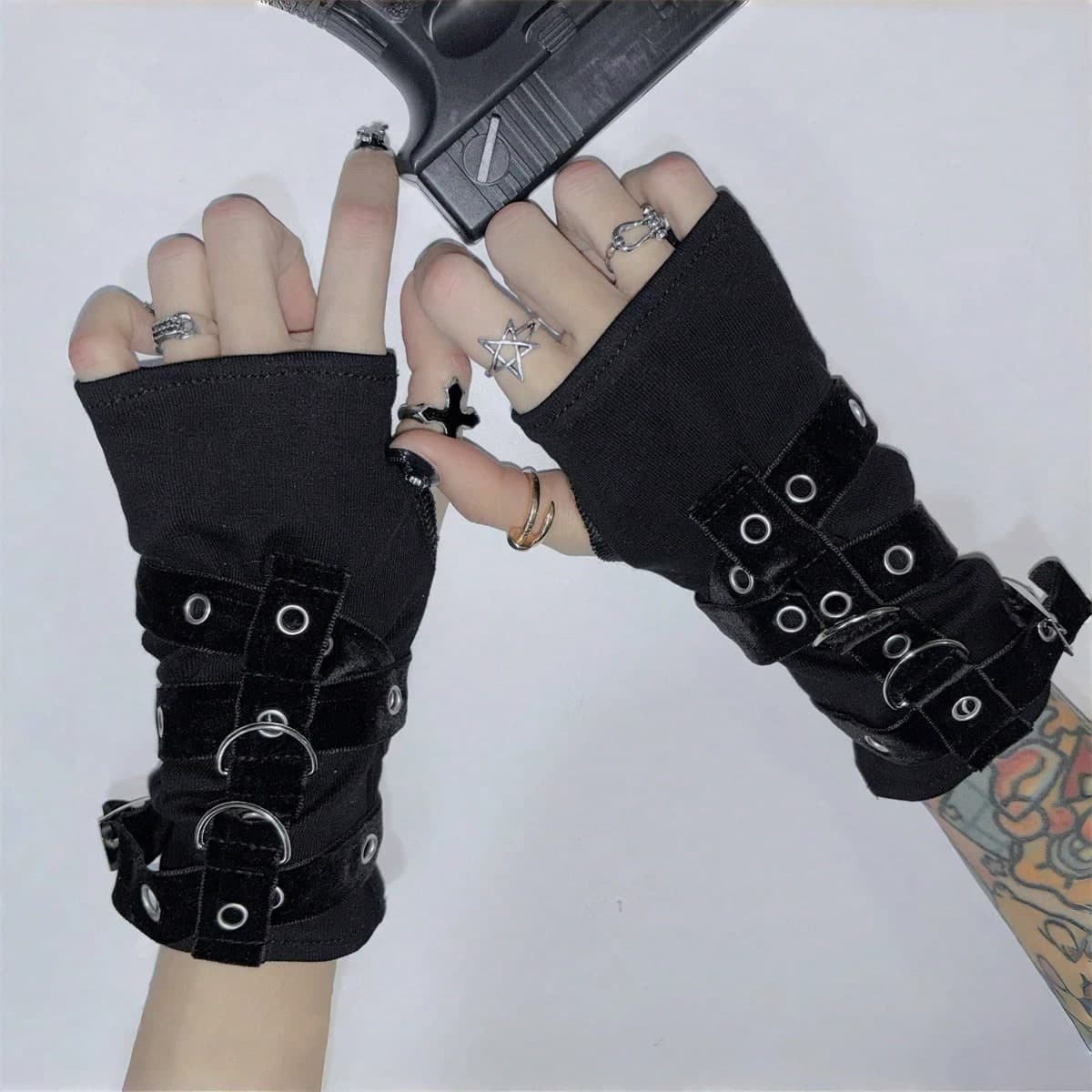 1 Pair European And American Metal Punk Style Half-Finger Hand Sleeves Motorcycle Style Y2K Girls Harajuku Style Metal Buckle Half-Finger Gloves Street Gothic Dance Arm Sleeves Holiday Gift Arm Sleeves