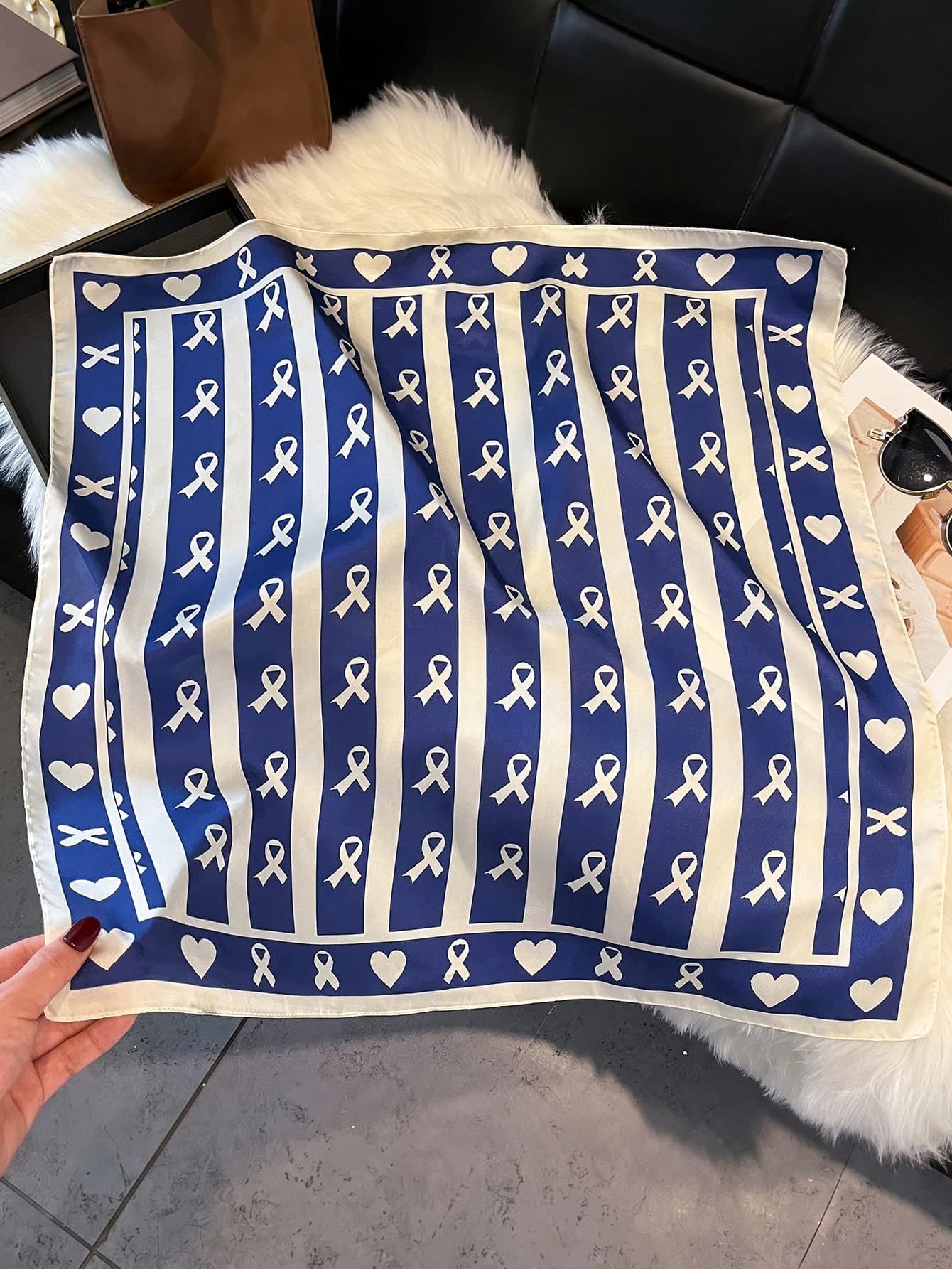 1pc Minimalist Elegant Bow & Heart Pattern Printed 70cm Square Scarf, Women's Bandana Suitable For Casual And Street Fashion Outings, Headscarf, Headband, Hairband, Outdoor Sun Protection Decorative Headscarf, Perfect For Styling Your Look