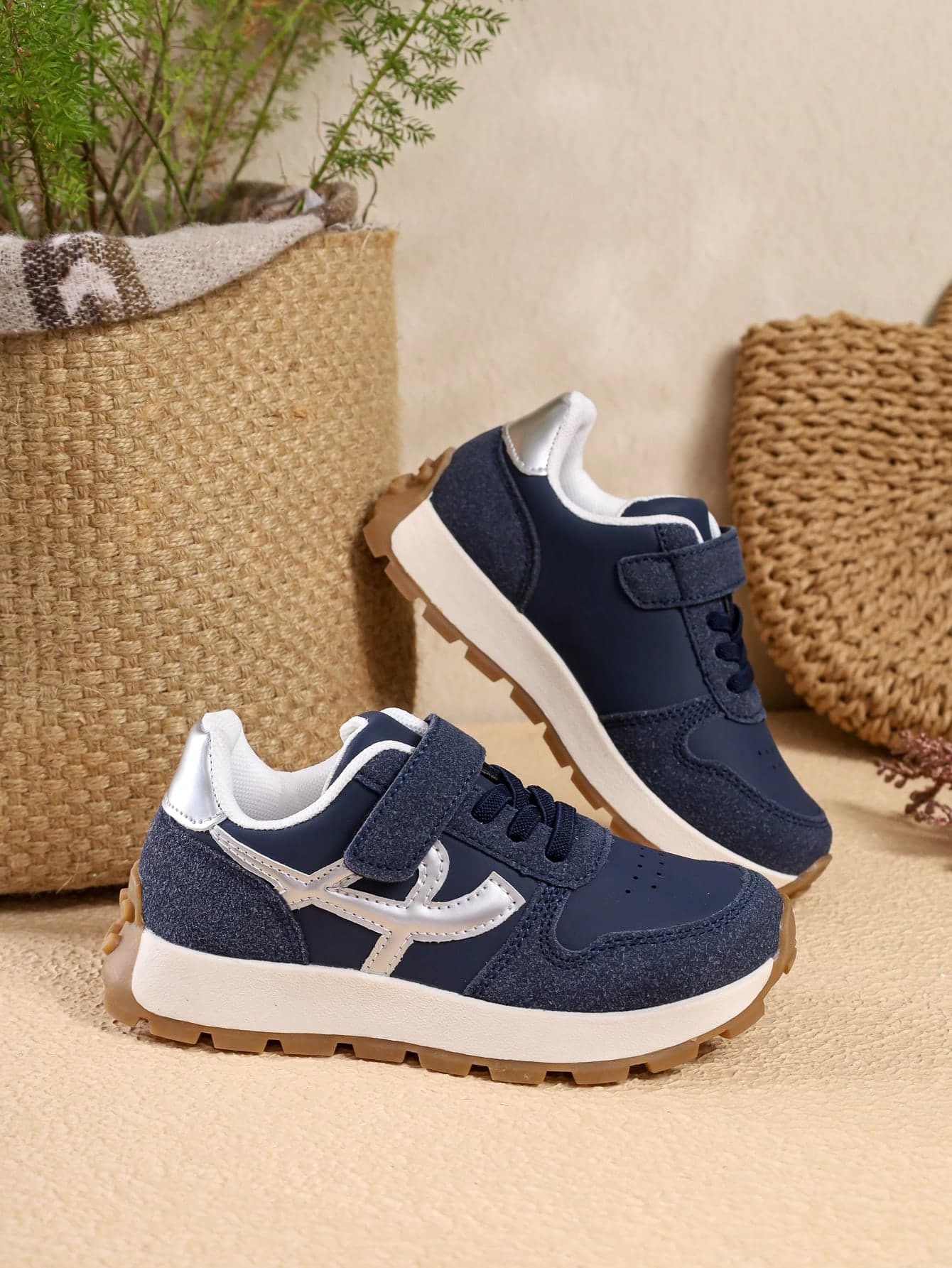 1 Pair European And American New Style Kids' Sports Shoes, Casual Athletic Shoes, Kids' Shoes With Hook And Loop Closure, Rubber Sole, Retro Casual Skate Shoes, All-Season Thick Sole Casual Sports Shoes, Suitable For School, Commuting, Outdoor Jogging, Hiking And Travel