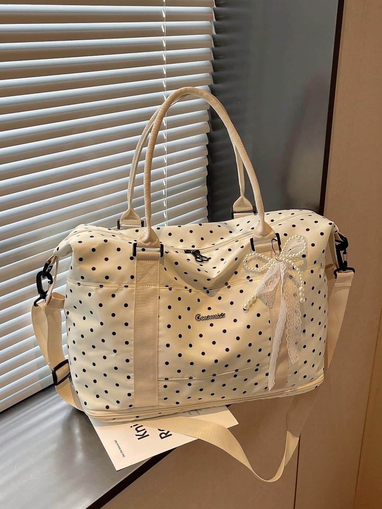 1PC New Minimalist Luggage Bag, Fashion Versatile Casual Sports Fitness Bag, Polka Dot Pattern, Large Capacity Waterproof Travel Bag, College Student, Maternity Bag, Travel Bag, Trolley Sleeve, Lightweight Foldable, With Pendant