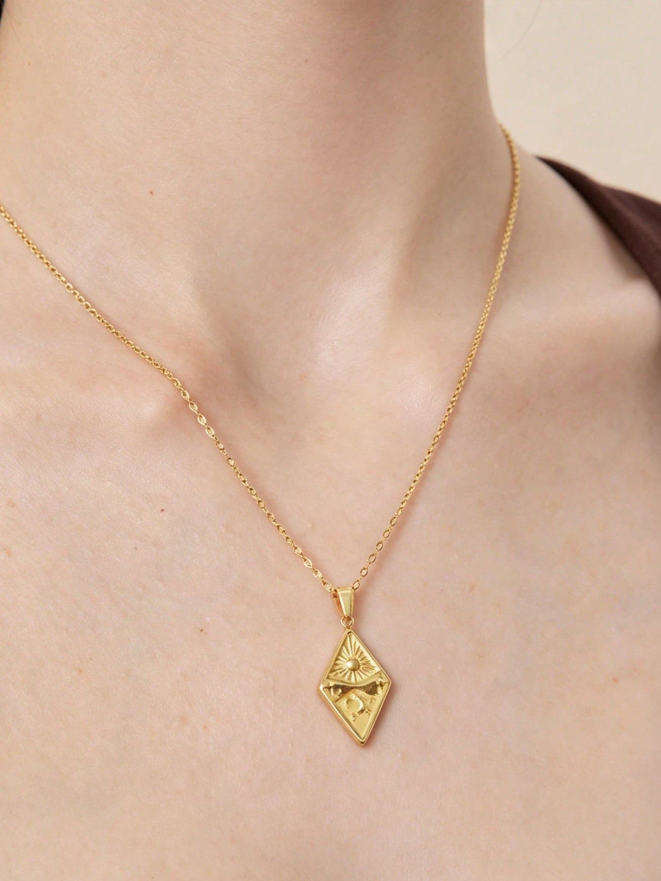 1pc Minimalist Stainless Steel 18K Gold Plated Geometric Metal Rhombus Sun Moon Star Pendant Collarbone Chain Necklace Jewelry Suitable For Women Dating And Birthday Gift (Color May Vary, Please Refer To The Actual Product)