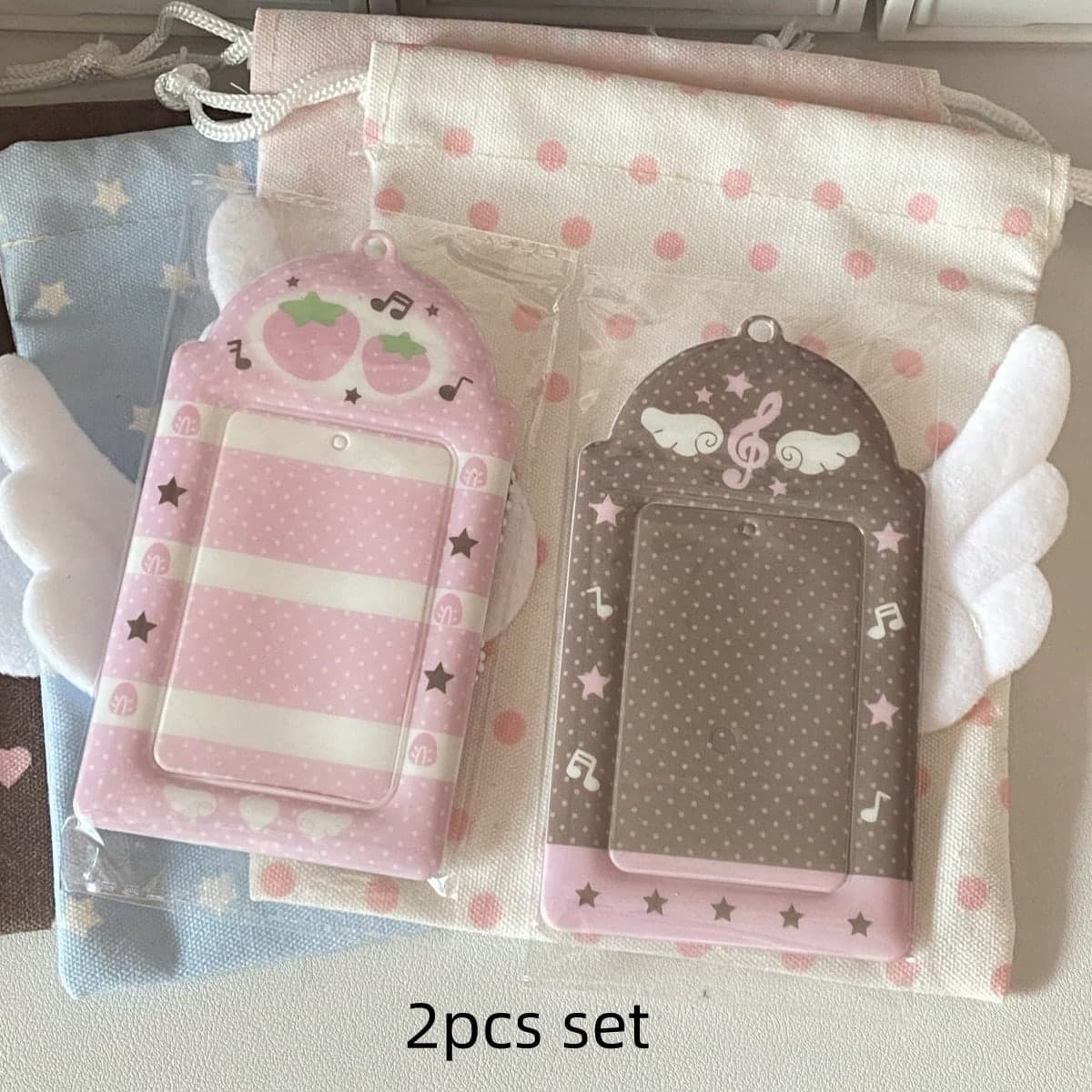 2-Pieces Set: PVC Trading Card Holders Featuring 3D Angel Wings And Roof-Style Tops, Printed With Strawberry And Musical Note Motifs. Pastel, Soft-Toned, Sweet, And Classic Style-Perfect For Storing Your Favorite Idol's Trading Cards Or Instant Photos (Cheki).