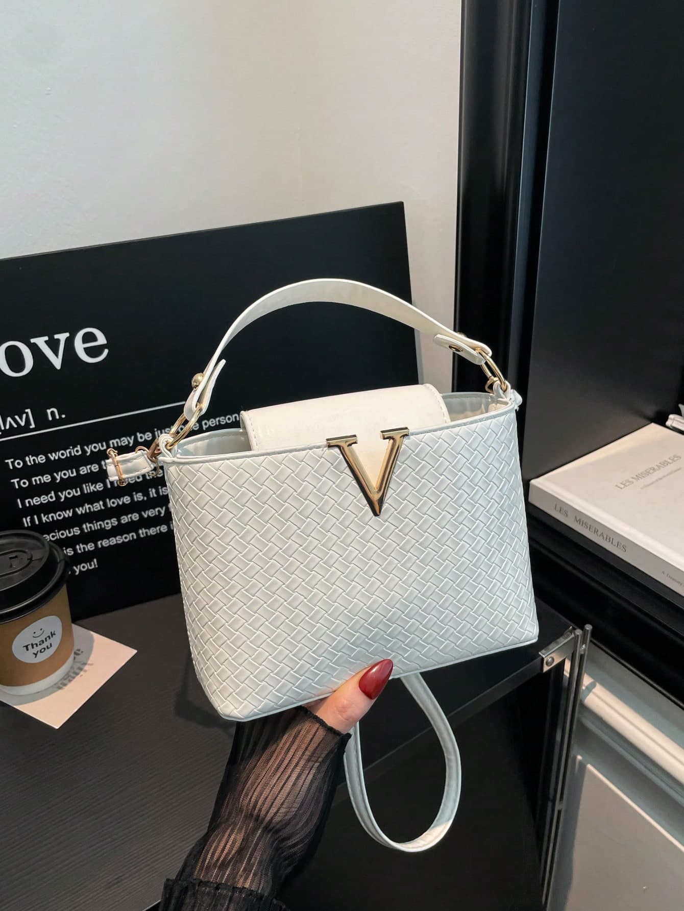 1PC Off-White Hand-Woven PU Mini Bucket Handbag With Gold V-Shaped Metal Lock, Short Matching PU Handle + Detachable Thin PU Crossbody Strap, Minimalist Niche Daily Commuter Shoulder Bag OffWhite Hand Woven PU Mini Bucket Handbag Minimalist Daily Commuter Mini Shoulder Bag