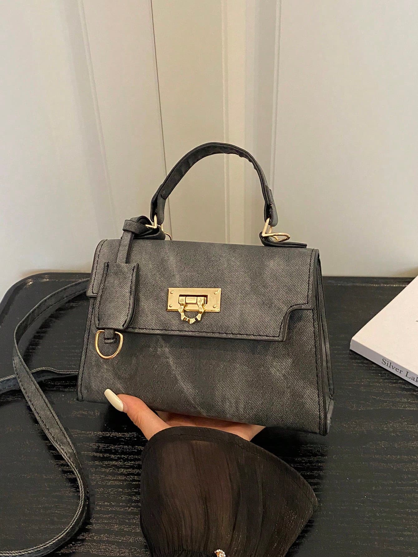 Lightweight And Practical Mini Solid Color Elegant Handbag, Suitable For Business Casual Occasions. Perfect For Young Girls, Female College Students, New Professionals And White-Collar Workers. Ideal For Use In Office, School, Workplace, Commuting, Outdoor Activities, Travel Or Leisure. This Handbag Features A Solid Color Design, Very Fashionable And Beautiful.