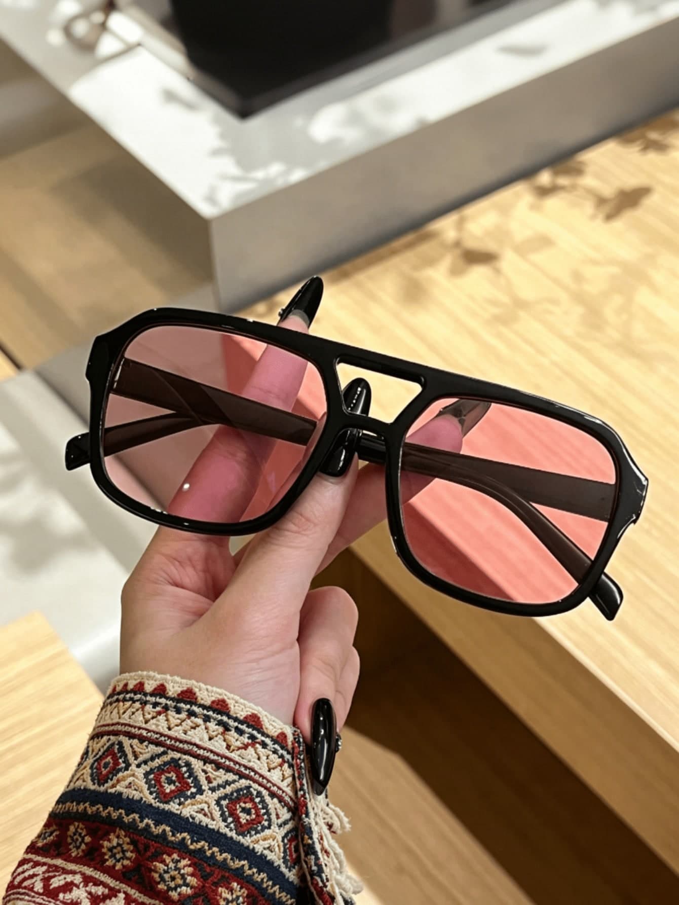 1 Pair Geometric Frame Double Beam Fashion Glasses, Casual Women's Beach Accessory, Basic Color Tone, Suitable For Matching With Sweaters, Jeans, Sweatpants, Hoodies, Jackets, Dresses And Long Sleeve Shirts, Creating A Fashionable And Elegant Look, Suitable For Family Outings, Summer Beach Vacations, Outdoor Activities And Other Occasions.