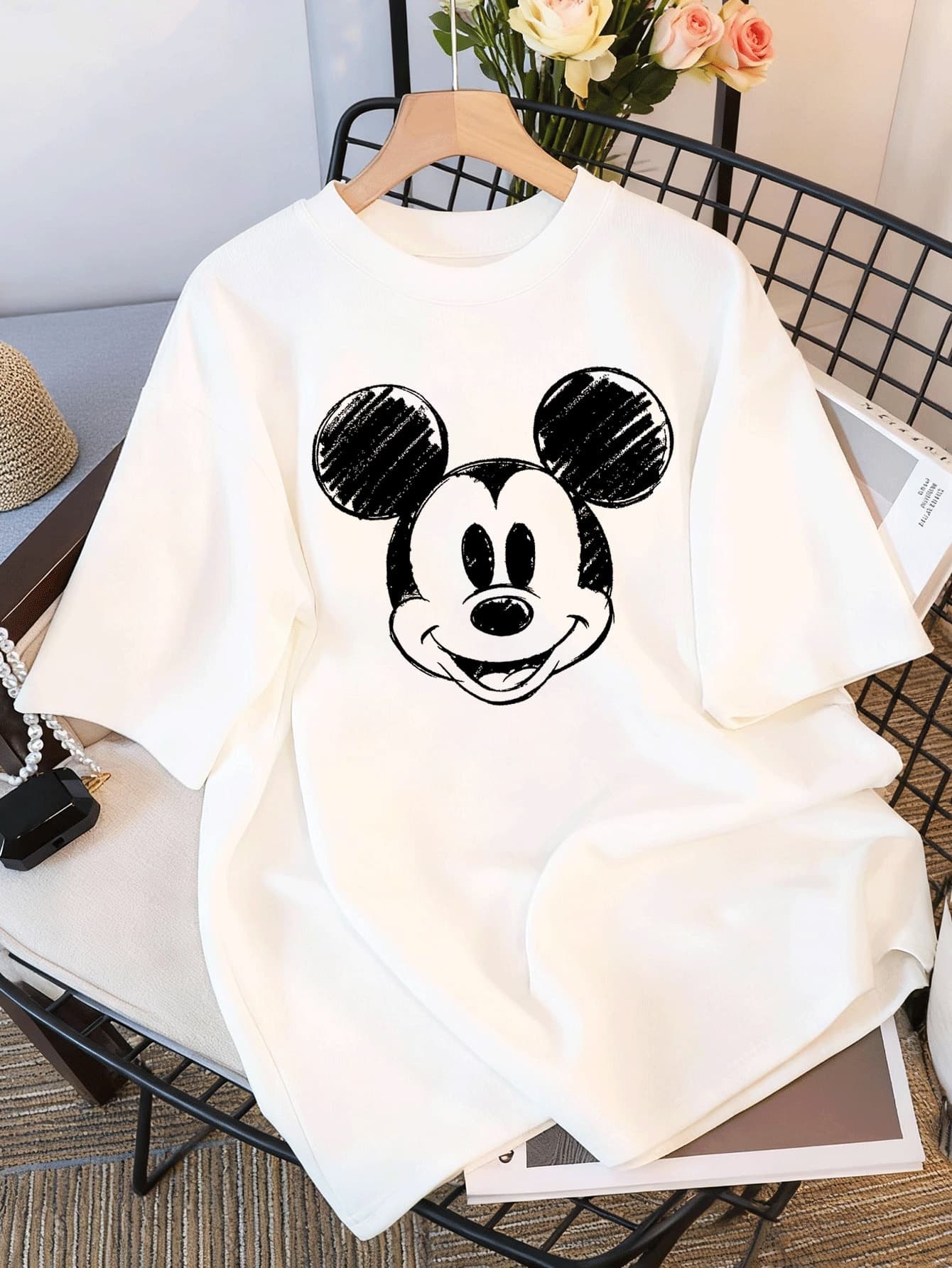 Women's White T-Shirt With Disney Minnie Mouse, Mickey Mouse, And Stitch Character Designs Is Especially Suitable For Warm Spring And Summer.